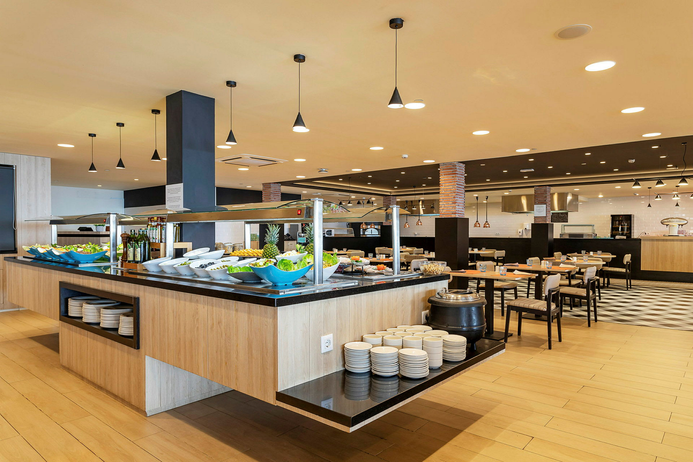 En af hotellets to buffetrestauranter