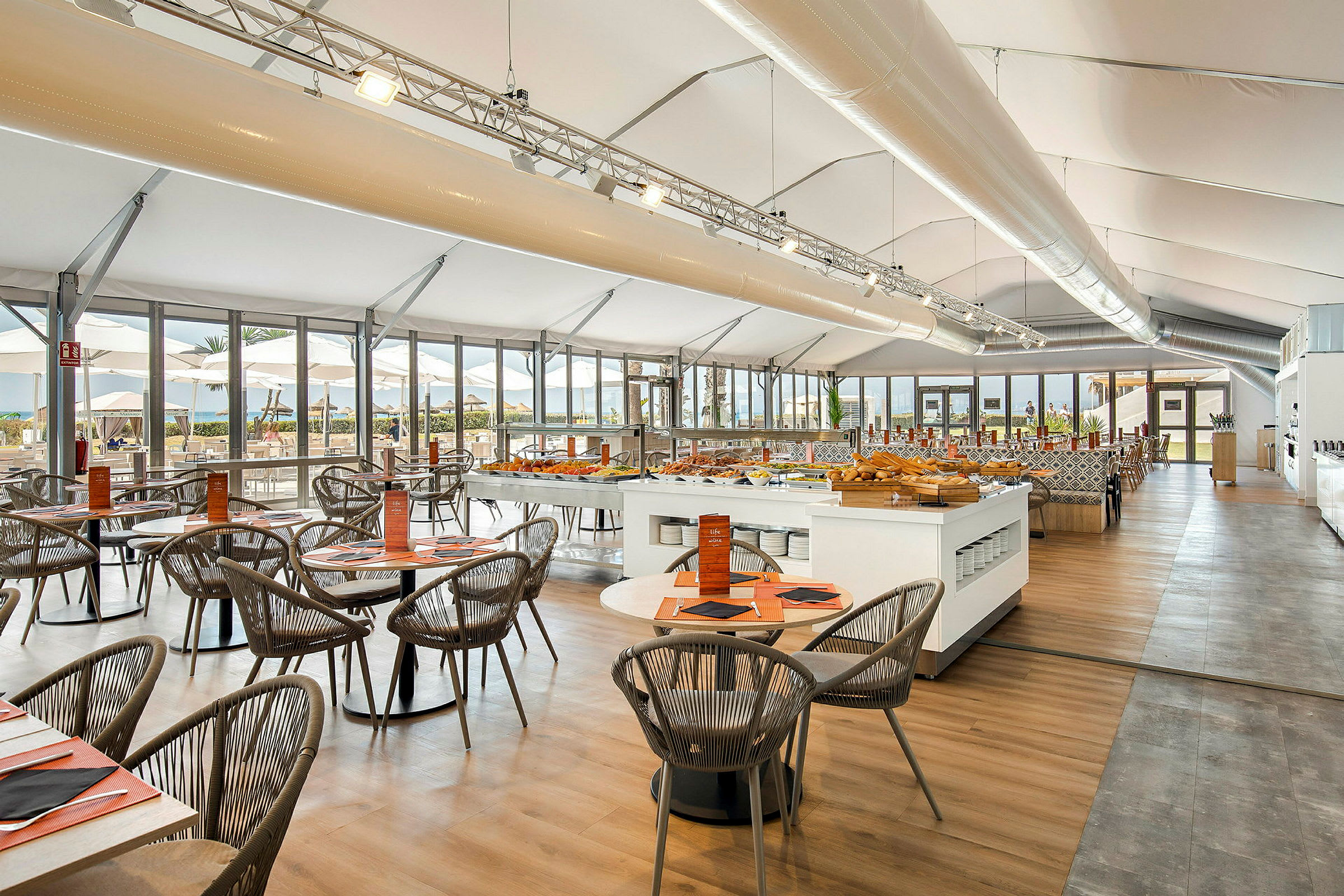 En af hotellets to buffetrestauranter