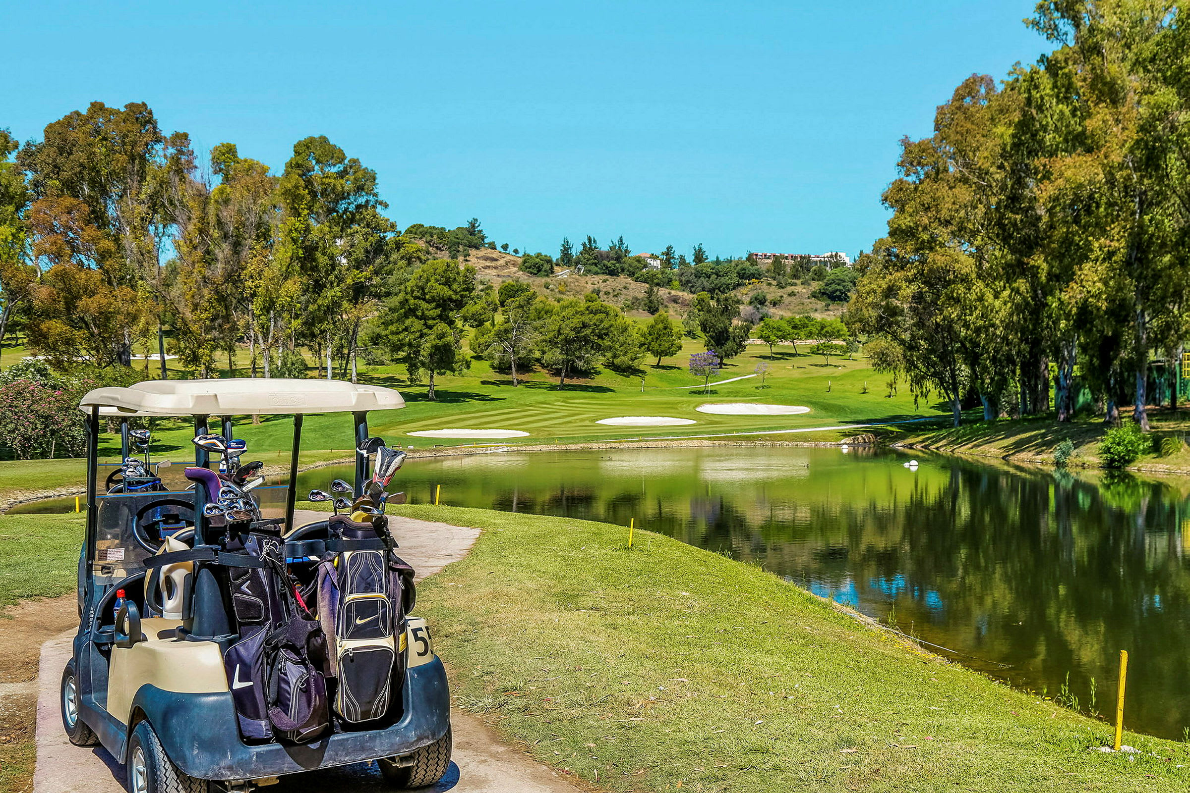 Cirka 3 km fra hotellet findes to 18-hullers golfbaner