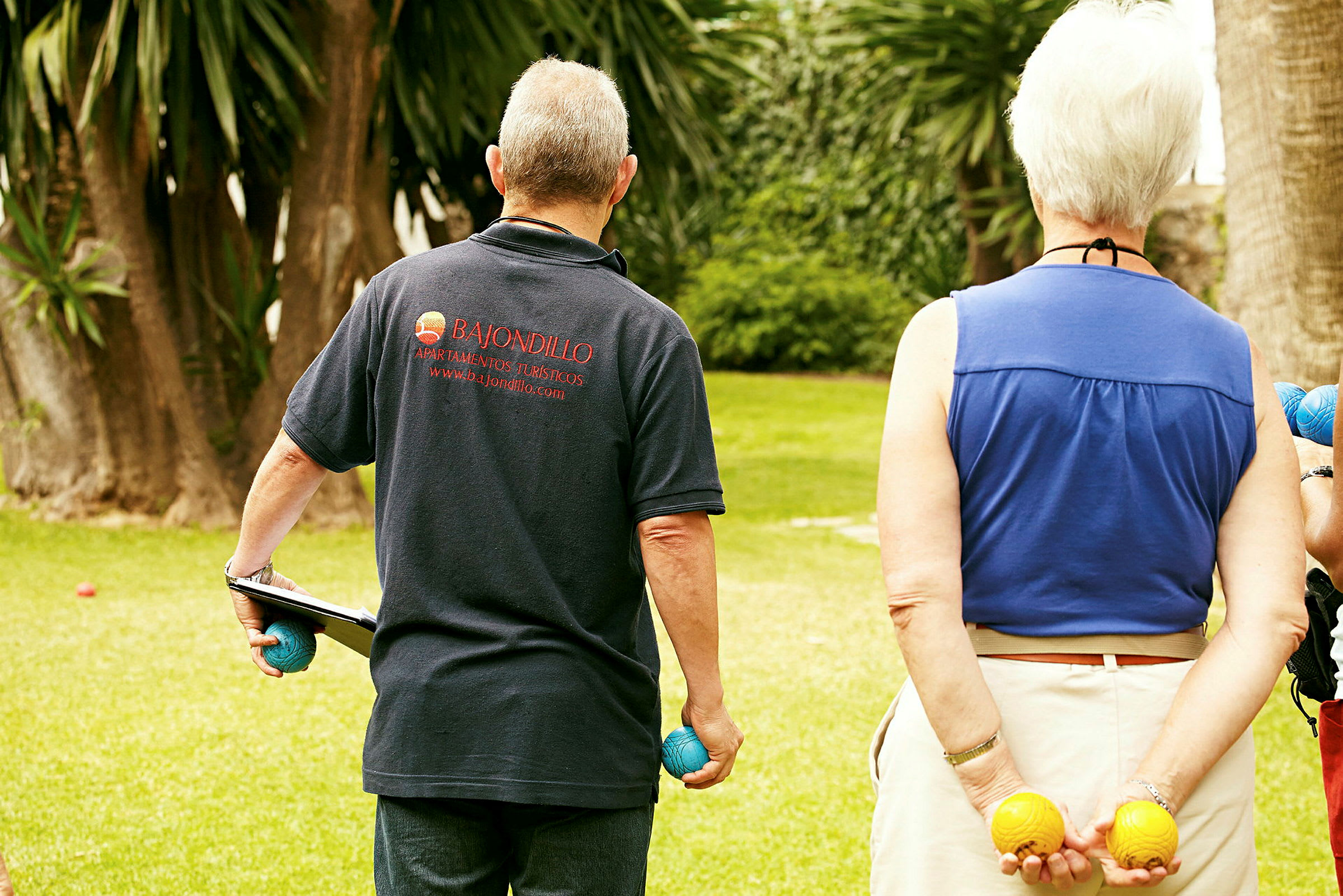 Personer, der spiller petanque i en have. (AI-genereret tekst)