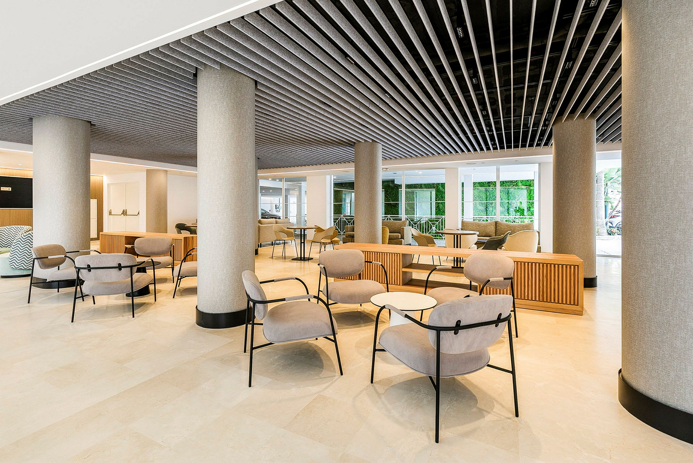 En hotellobby med moderne møbler og søjler. (AI-genereret tekst)