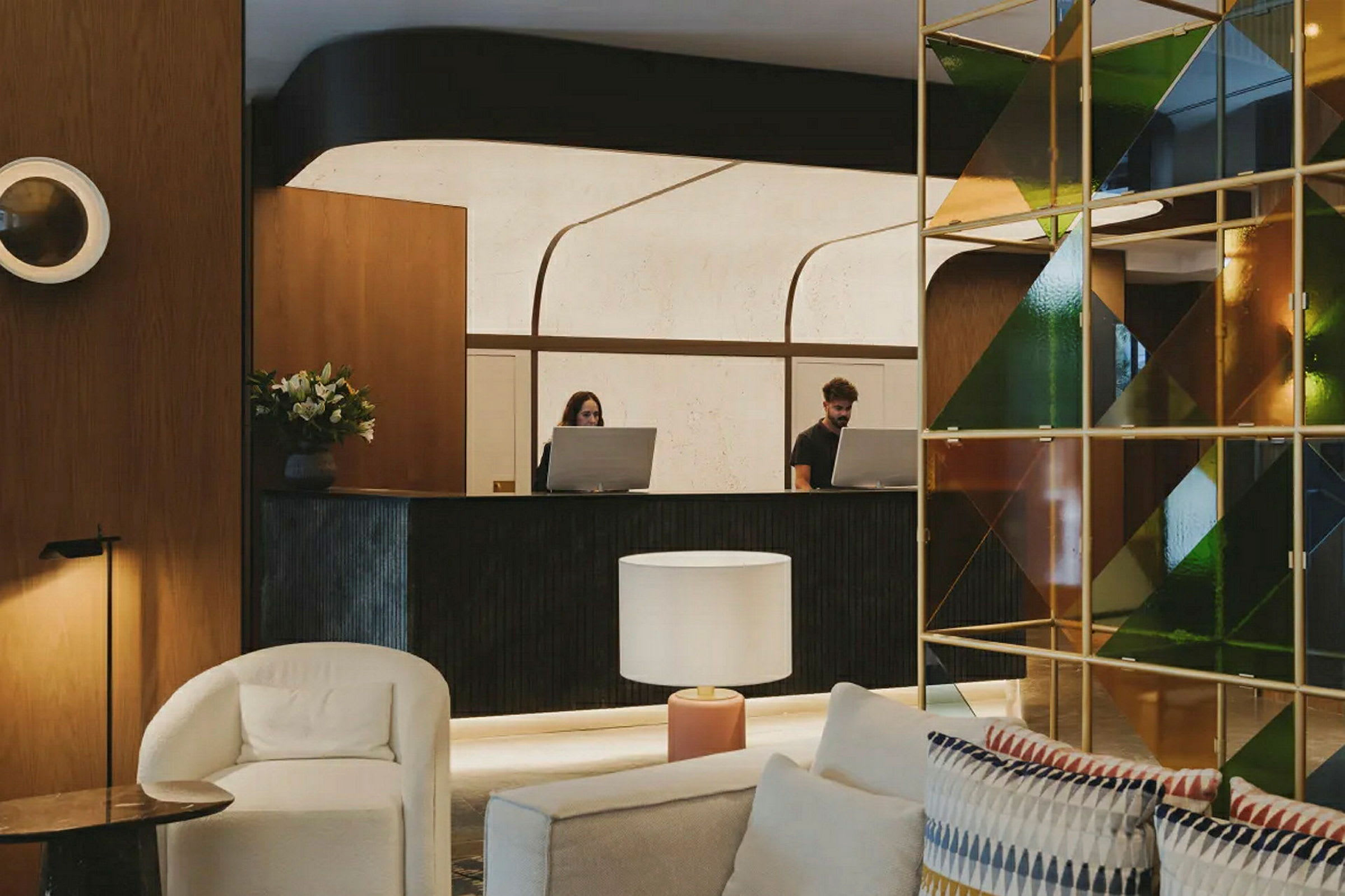 Moderne hotelreception med elegante møbler og stilfuld indretning. (AI-genereret tekst)