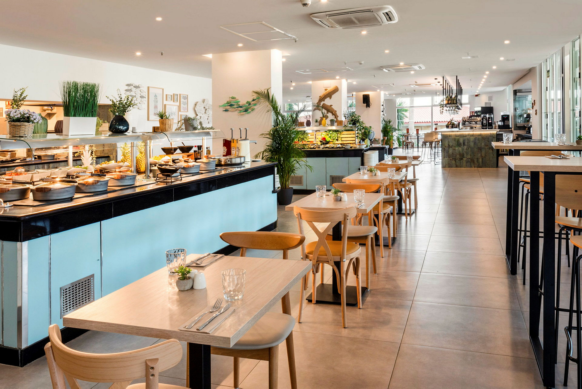 Restaurant med buffet og siddepladser. (AI-genereret tekst)