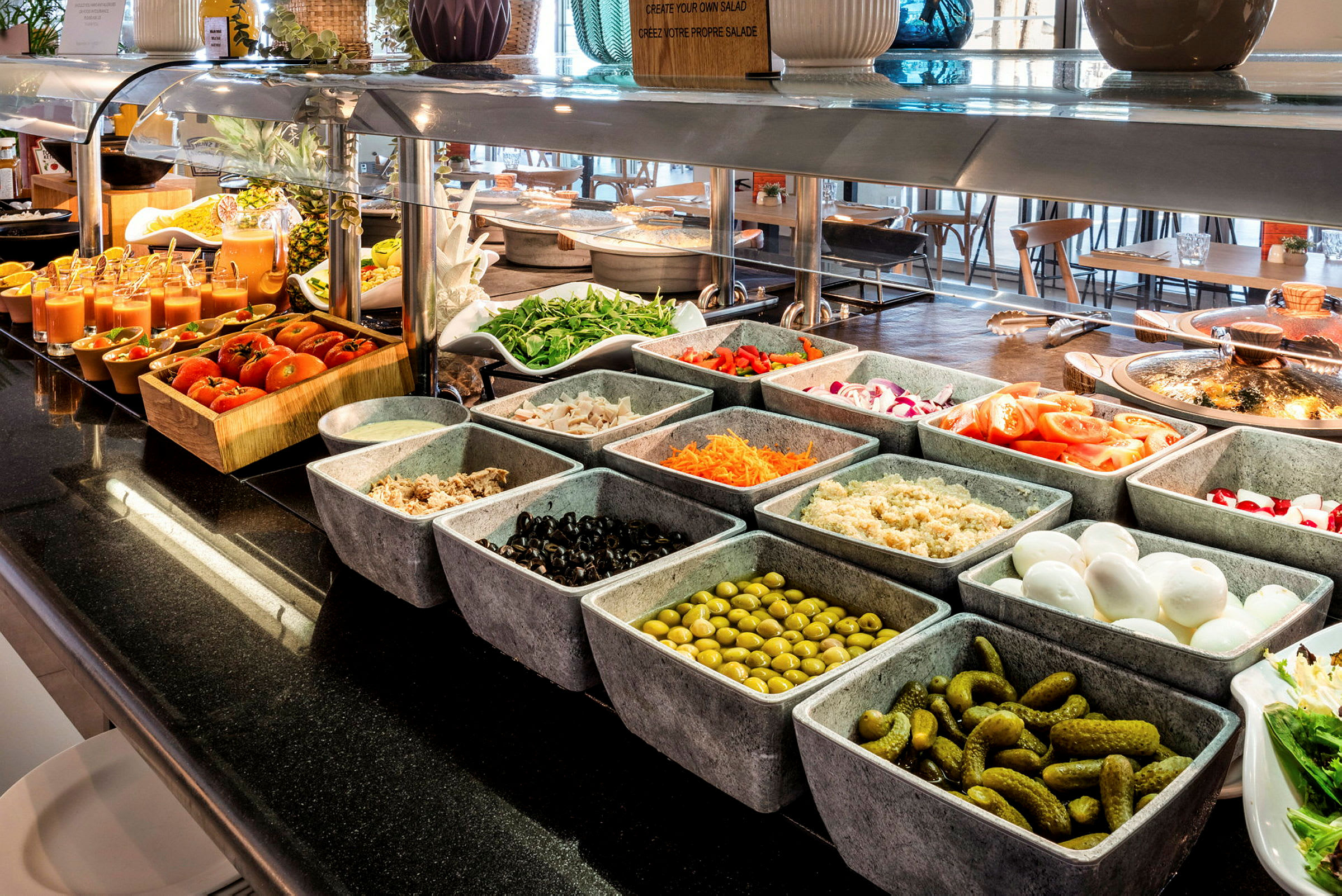 Billede af en buffet med forskellige friske grøntsager, salattilbehør og dressinger. (AI-genereret tekst)