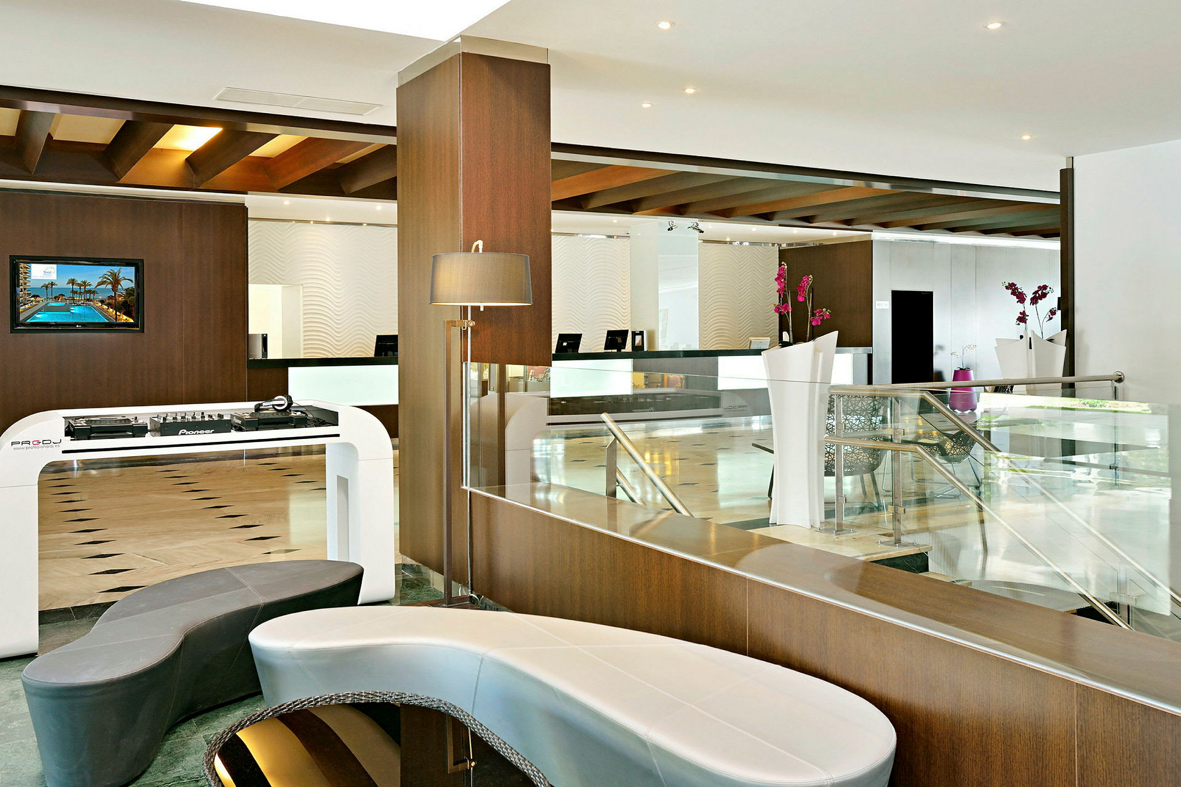 Hotellets reception med moderne indretning. (AI-genereret tekst)