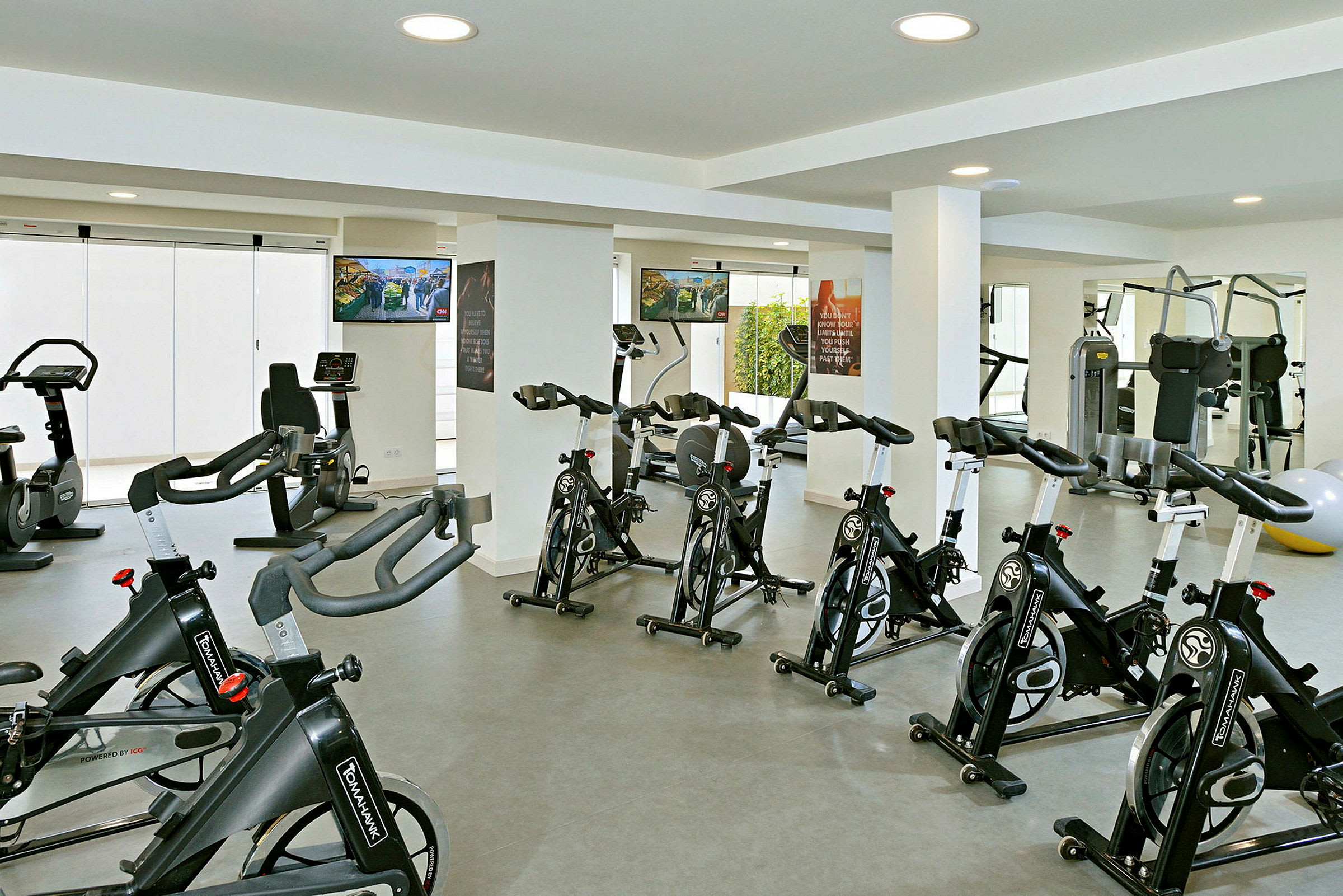 Træningslokale med motionscykler og andet fitnessudstyr. (AI-genereret tekst)