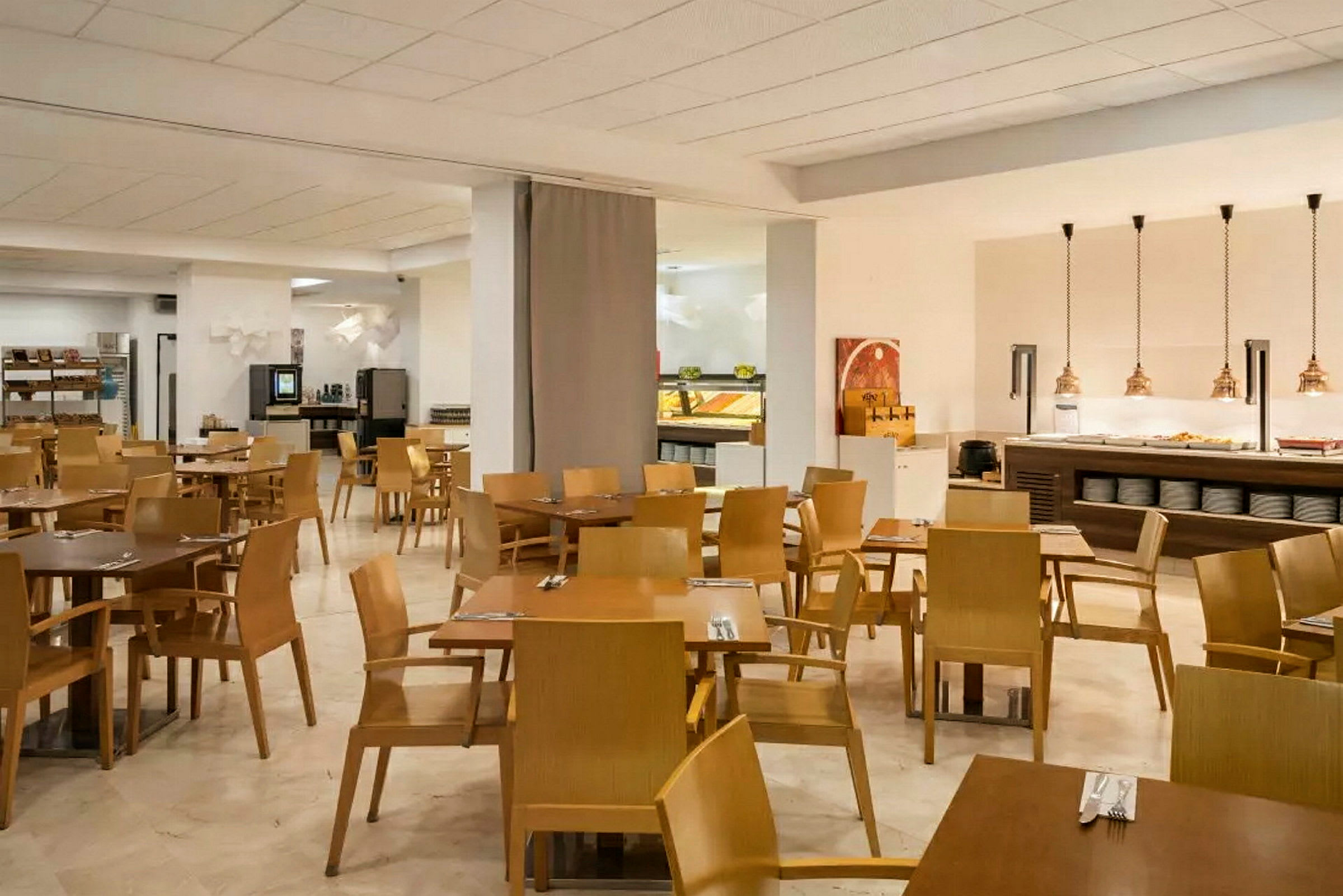 Billede af en spisesal med træborde og stole samt en serveringsbuffet. (AI-genereret tekst)