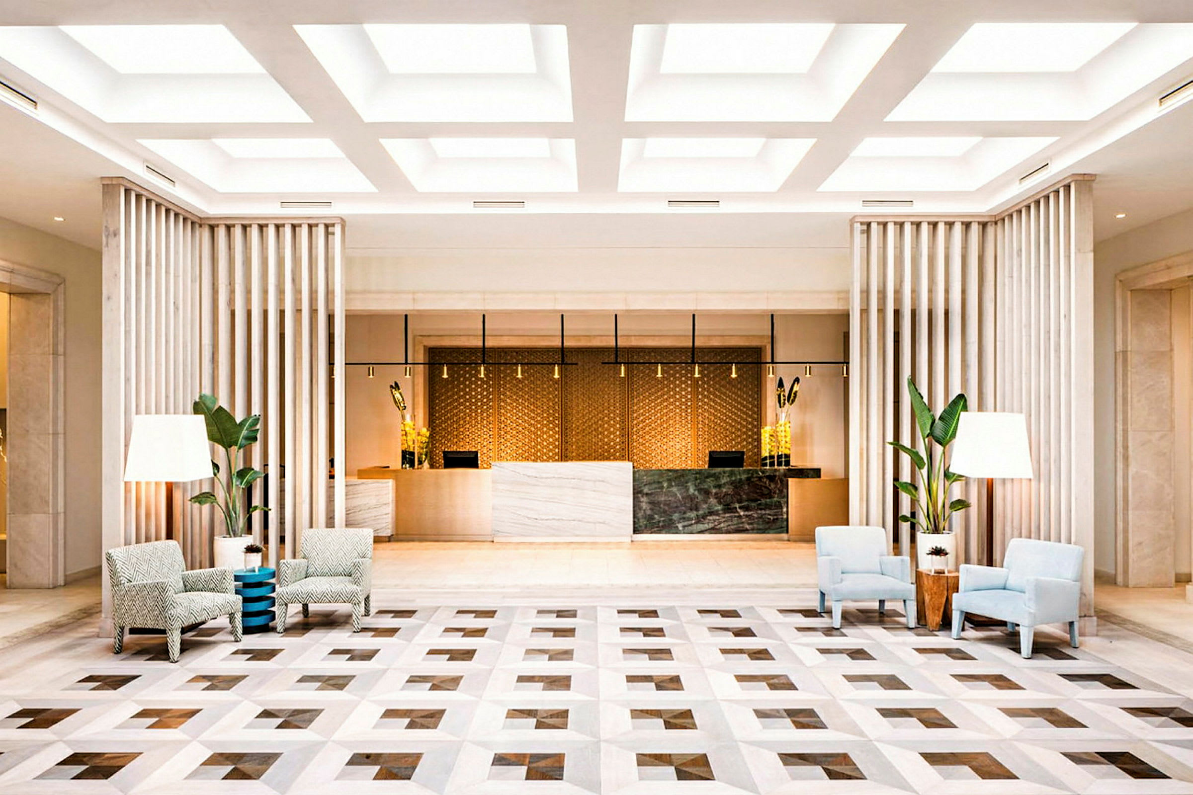 En elegant hotellobby med siddegrupper og en receptionsskranke. (AI-genereret tekst)