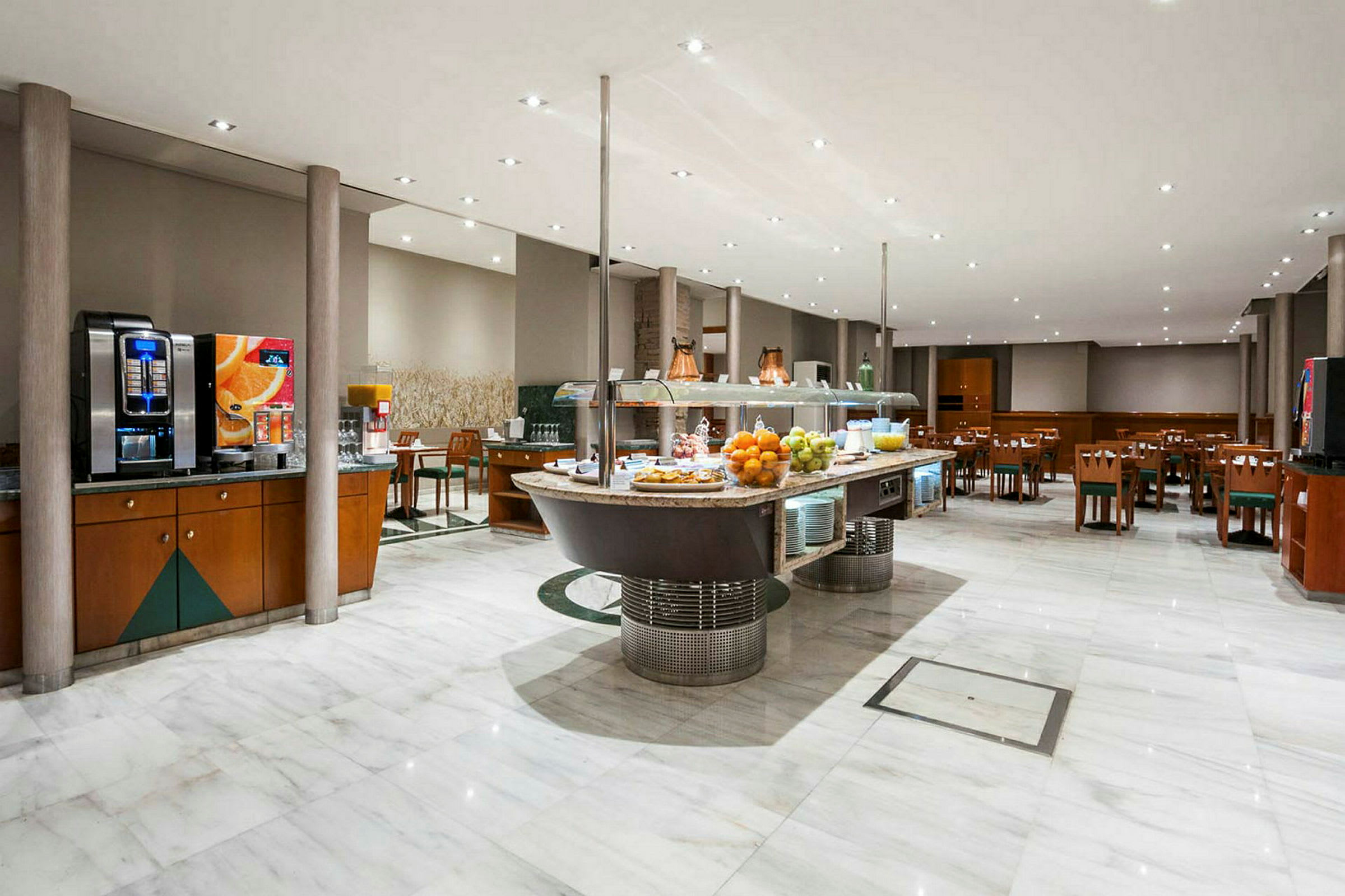 Buffetmad med borde og frugt på et hotel. (AI-genereret tekst)