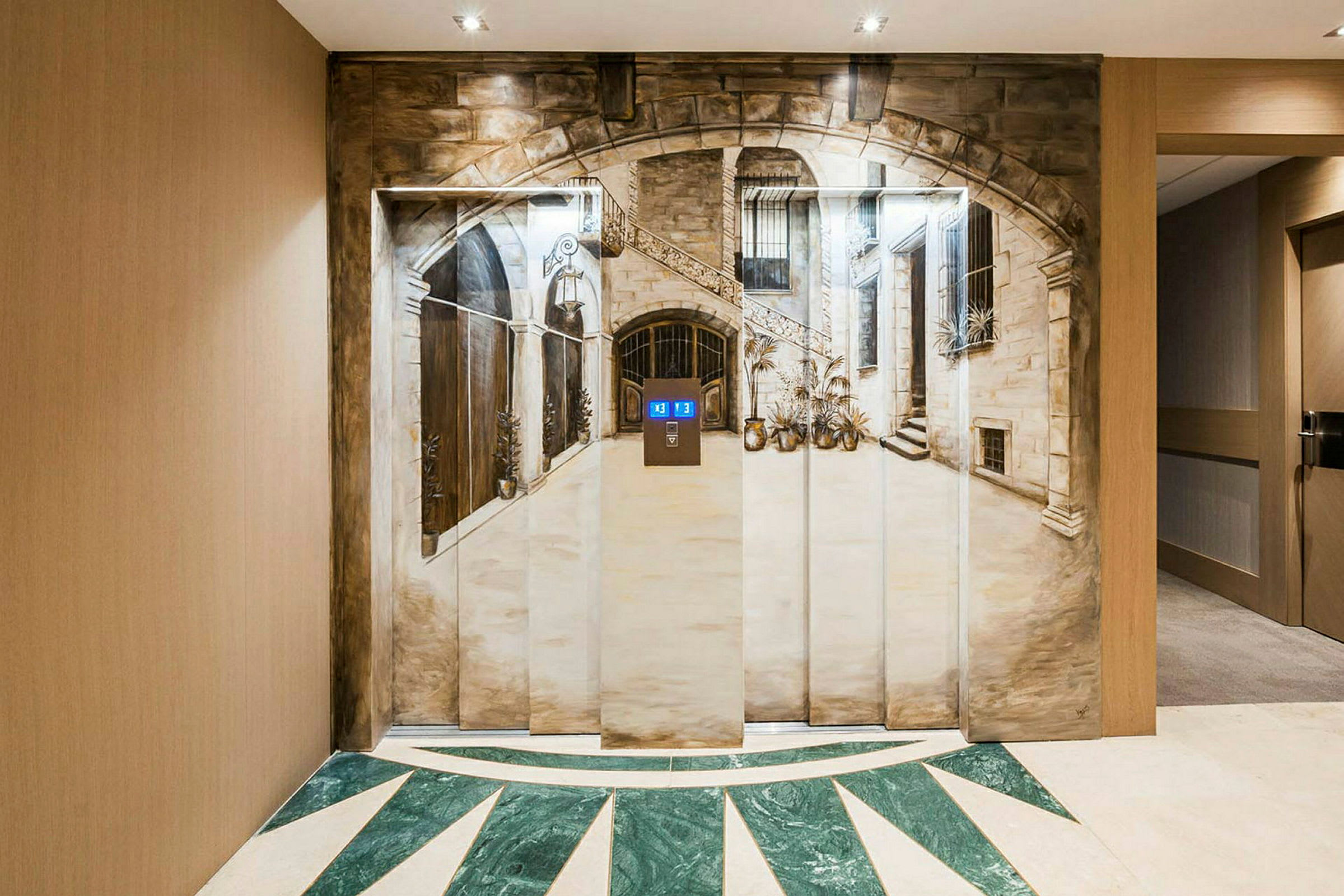 Billede af en elevator dør med et maleri, der viser en arkitektonisk scene med buer, trapper og planter. (AI-genereret tekst)