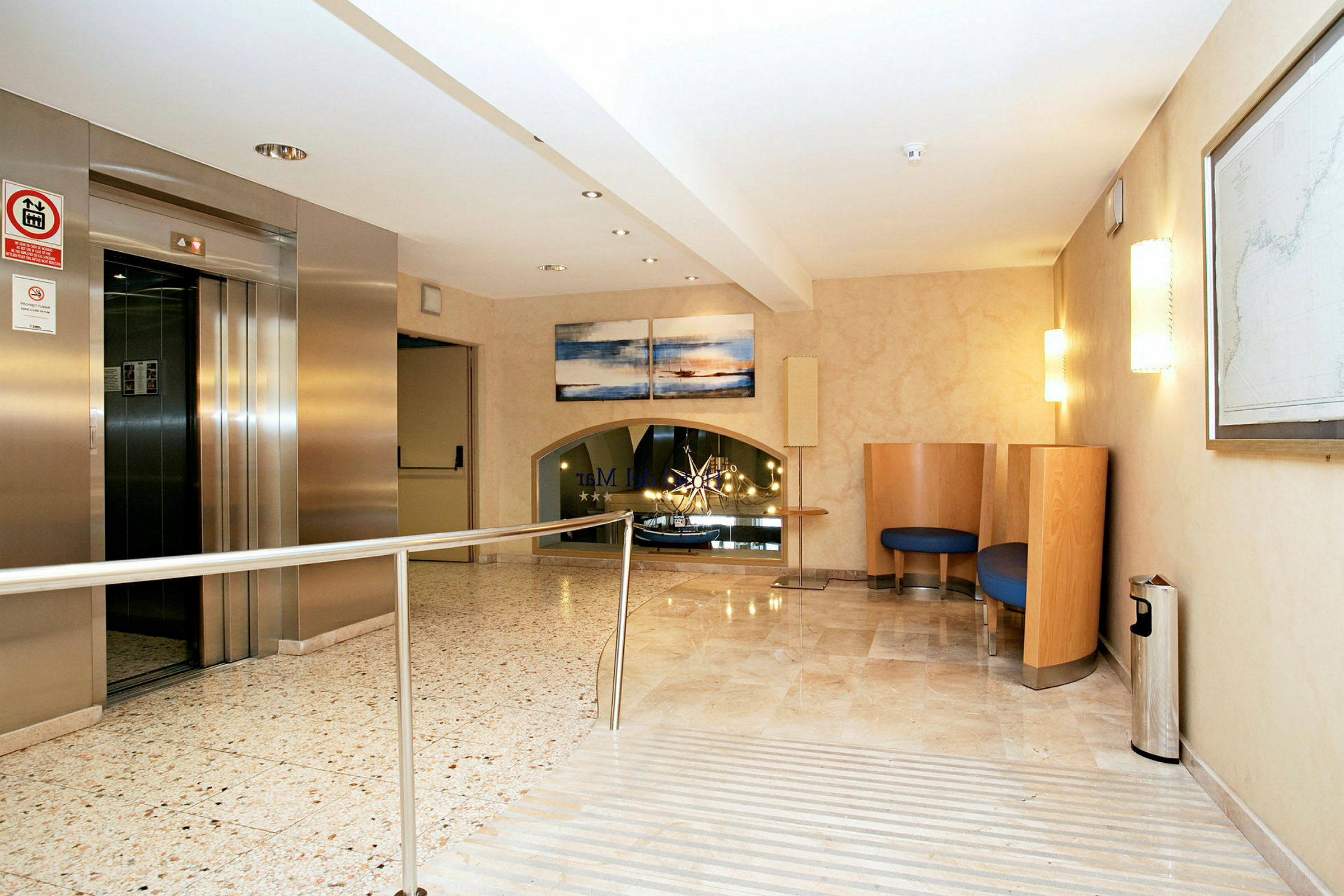 Entré med elevator og siddeområde. (AI-genereret tekst)