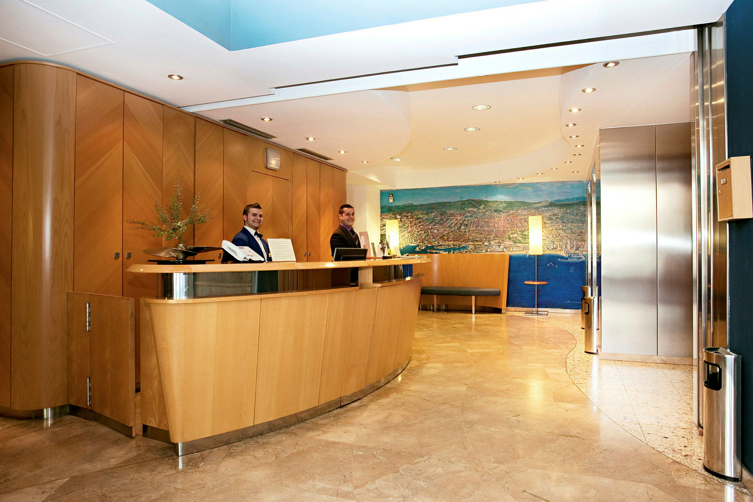 Hotelreception med træinteriør, en skranke og et maleri på væggen. (AI-genereret tekst)
