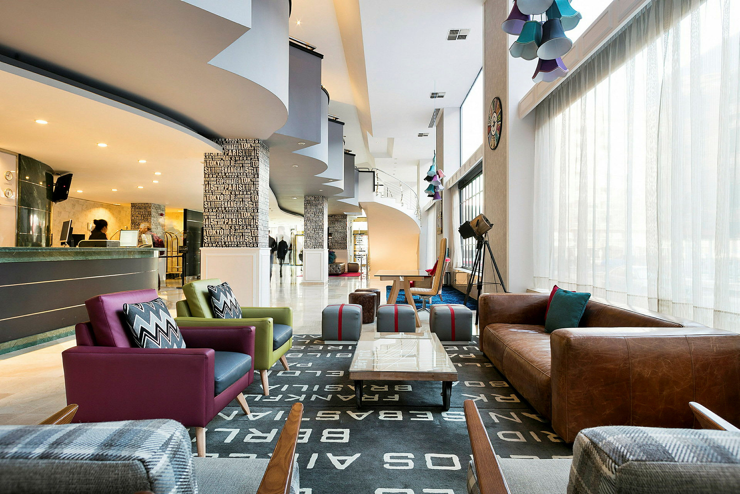 En hotellobby med siddegrupper, en reception og dekorationer. (AI-genereret tekst)
