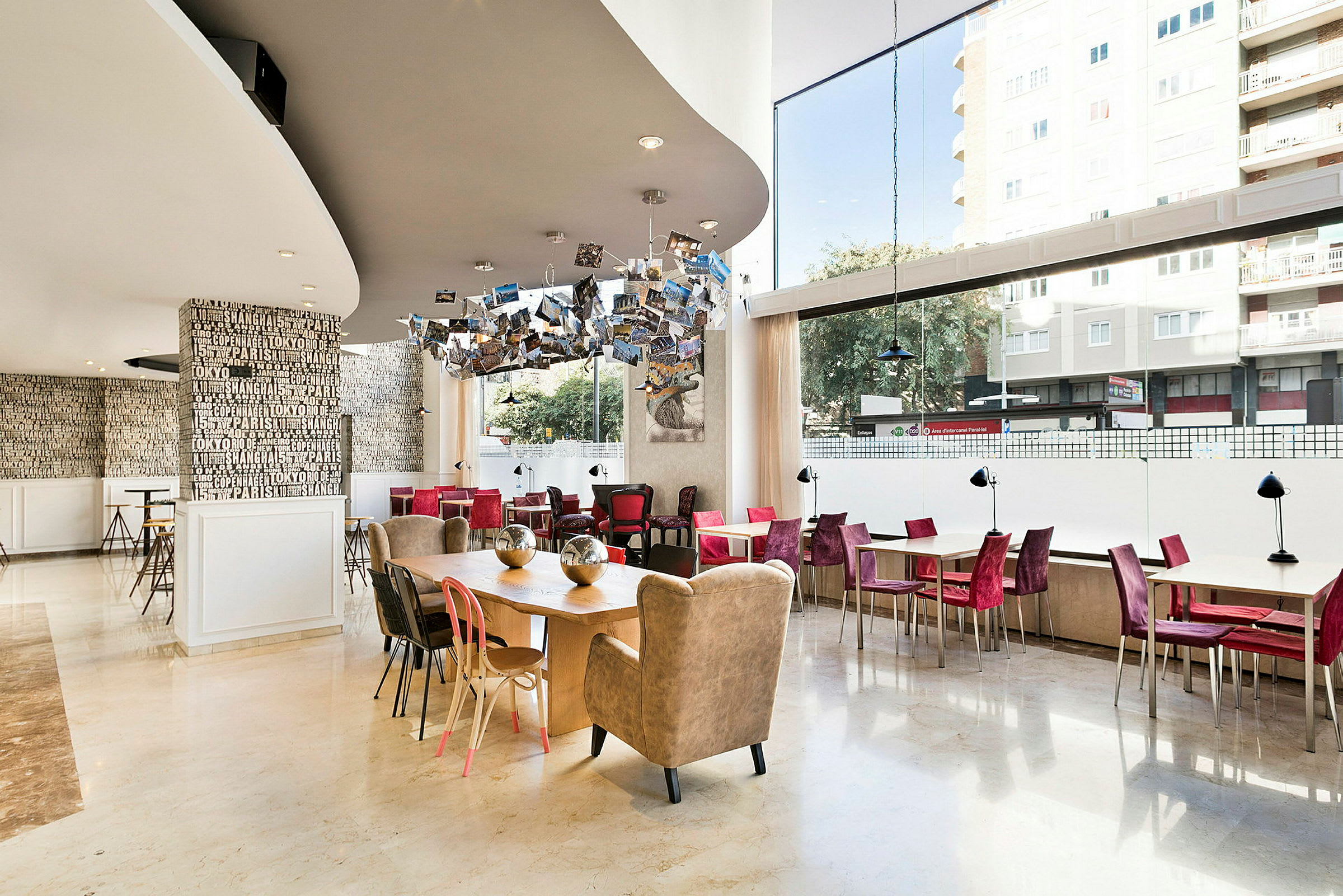 Interiør af en moderne restaurant eller café med stilfuld dekoration og store vinduer. (AI-genereret tekst)