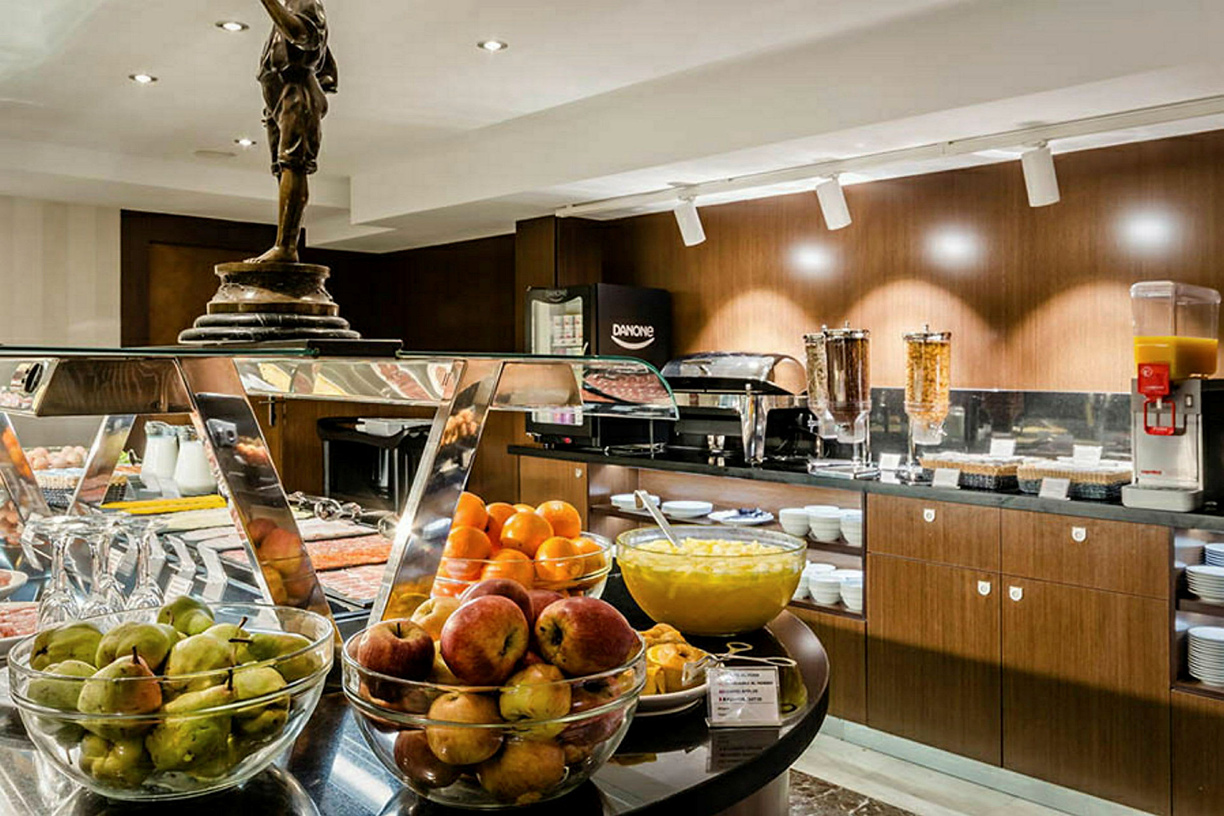 En morgenbuffet med forskellige madmuligheder, herunder frugt, juice og morgenmadsprodukter. (AI-genereret tekst)