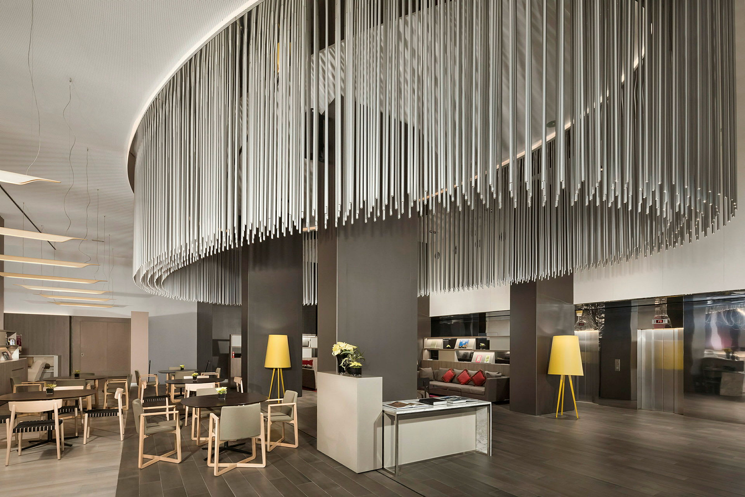 Interiør af en moderne lounge med stilrent design, siddepladser og dekorative elementer i loftet. (AI-genereret tekst)