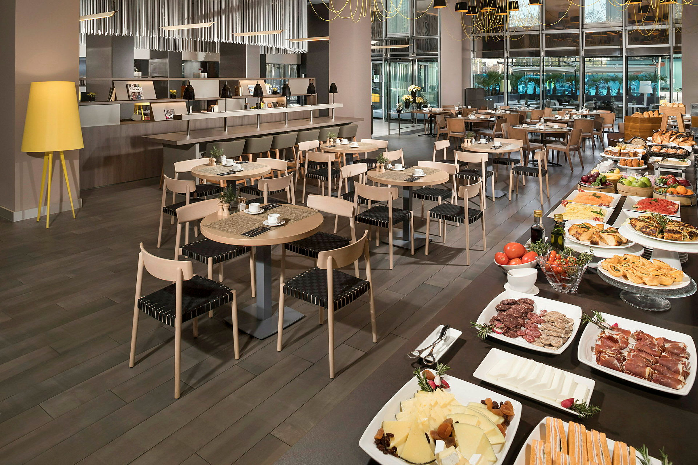 En moderne spisesal med dækkede borde og en omfattende buffet med forskellige retter. (AI-genereret tekst)