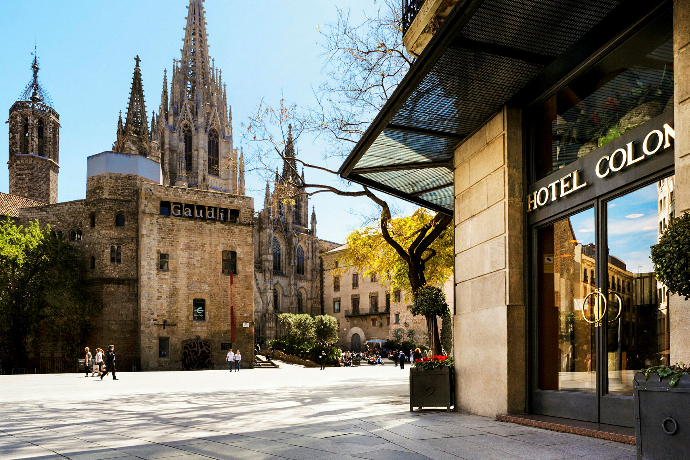 Hotel Colon i forgrunden, med kirken La Catedral de Barcelona i baggrunden. (AI-genereret tekst)
