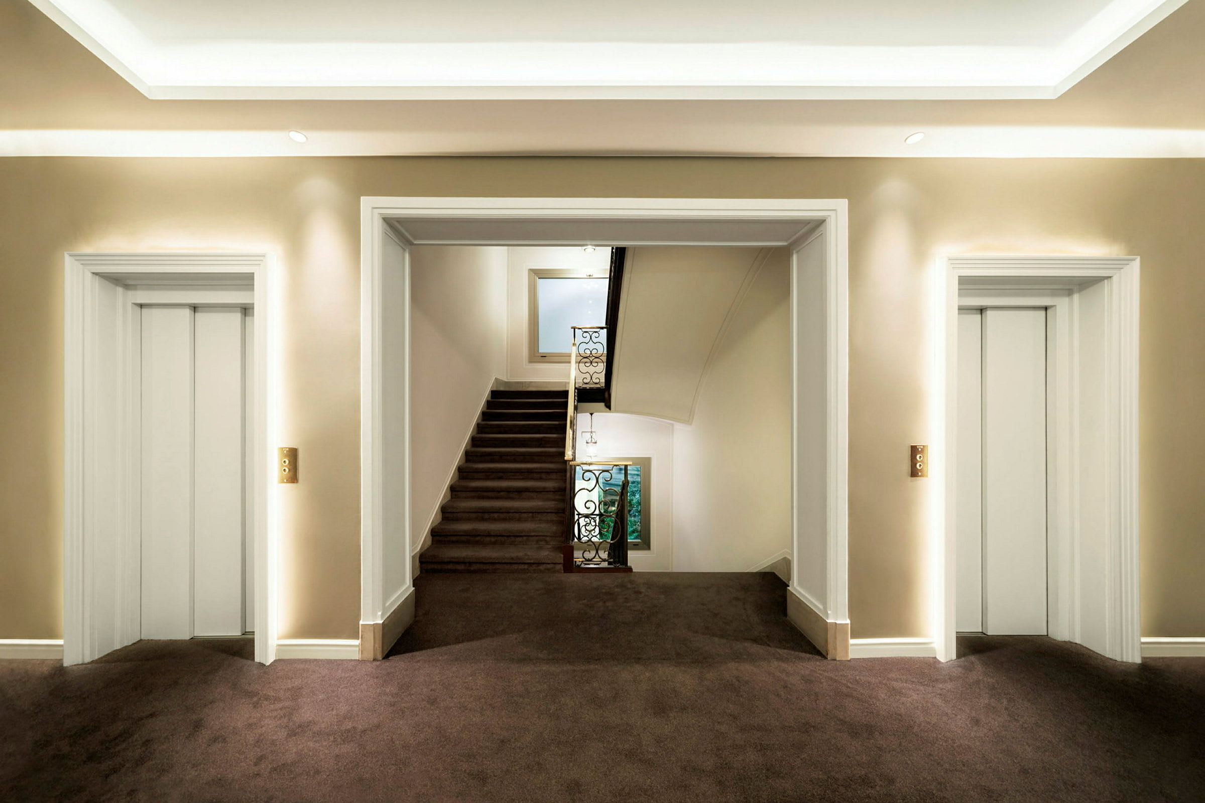Et billede af et sted med to elevatordøre på hver side og en trappe i midten. (AI-genereret tekst)