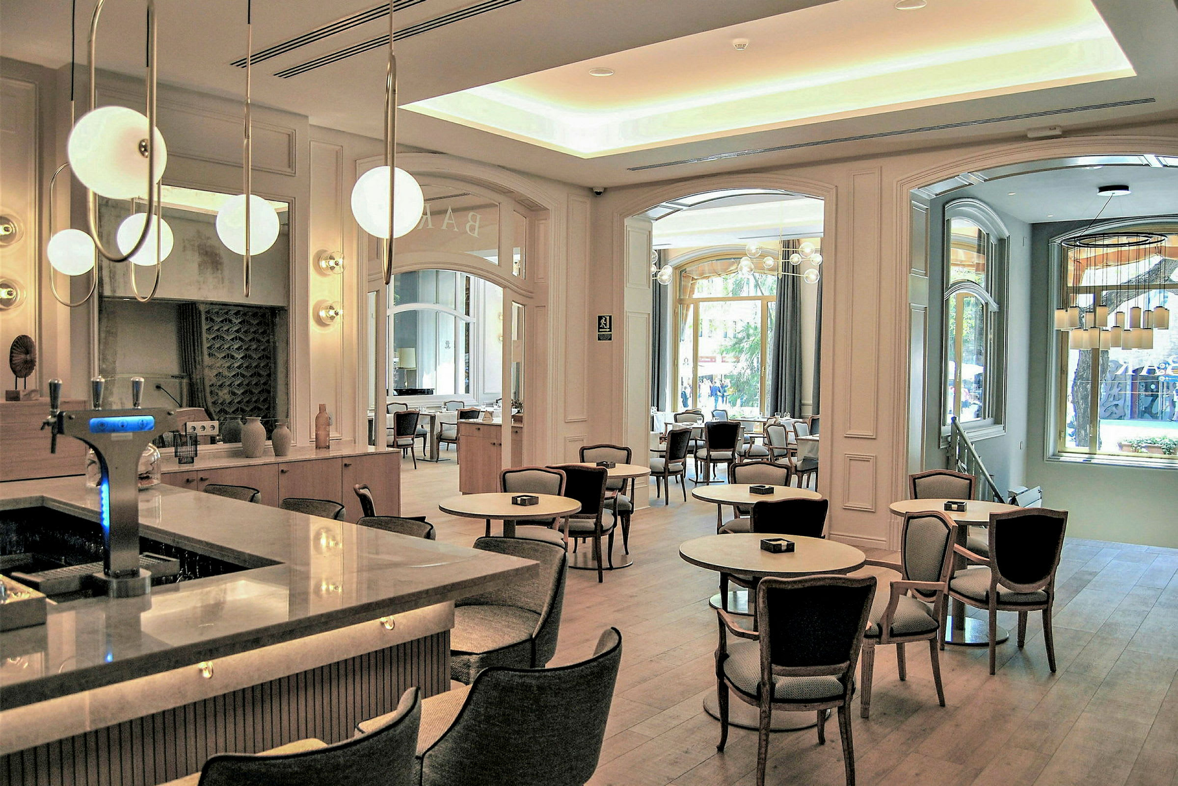 Interiør af en moderne restaurant med elegante møbler og belysning. (AI-genereret tekst)