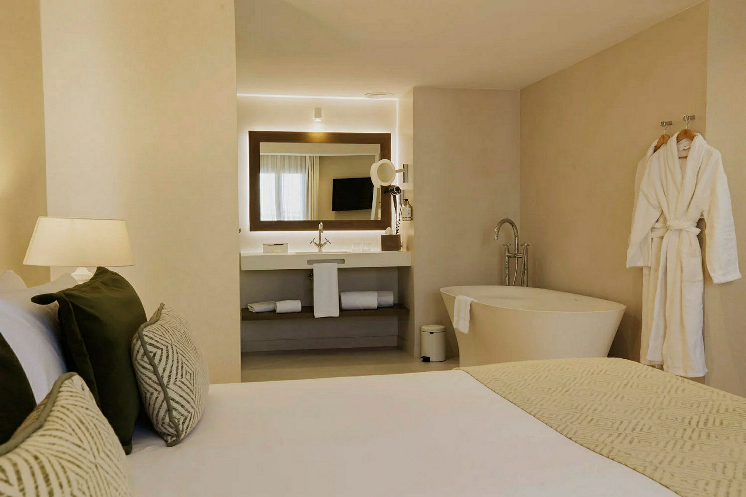 Moderne hotelværelse med badeværelse, seng og badekar. (AI-genereret tekst)