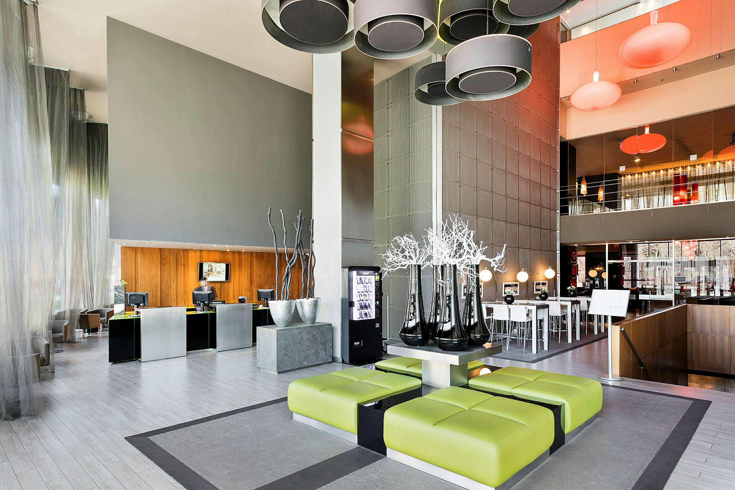 Moderne hotellobby med siddeområder, reception og dekorative elementer. (AI-genereret tekst)