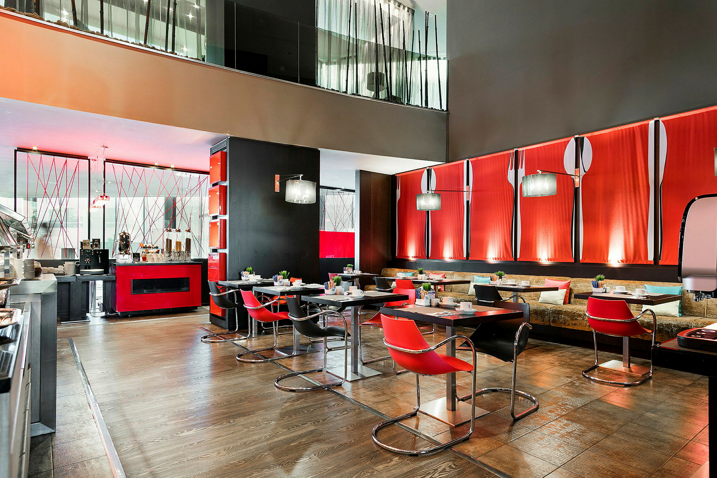 Restaurantinteriør med et moderne og stilfuldt designkoncept i rødt og sort. (AI-genereret tekst)