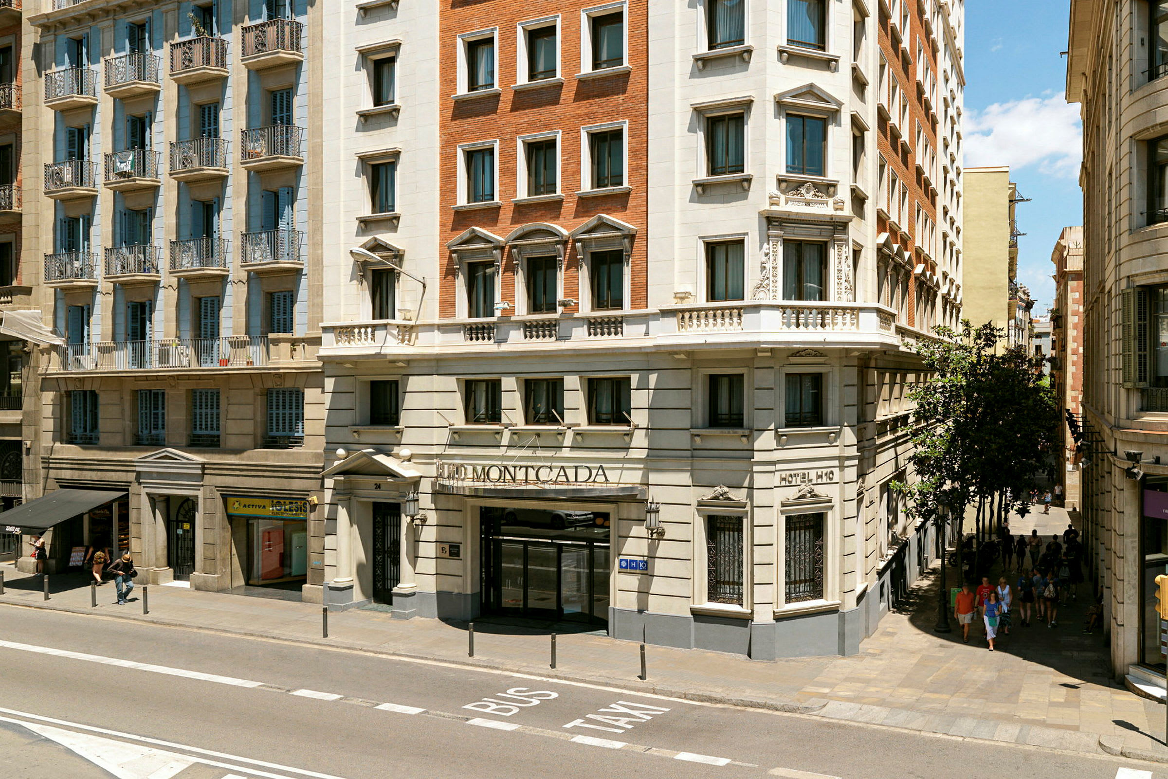 Bygning med hotelfacade ved en gade i bymiljø. (AI-genereret tekst)