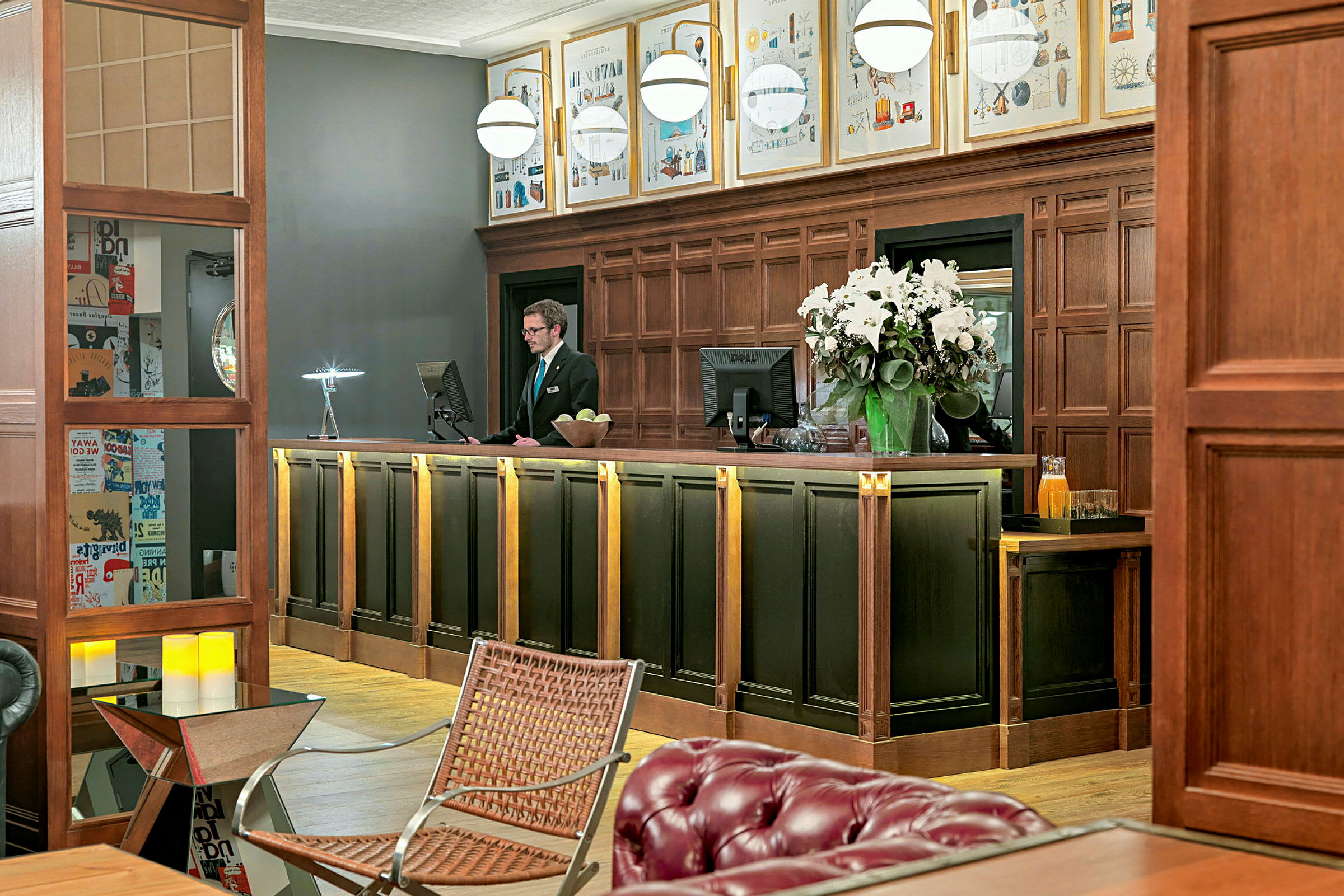 Reception med træpaneler og belysning, dekoreret med blomster. (AI-genereret tekst)