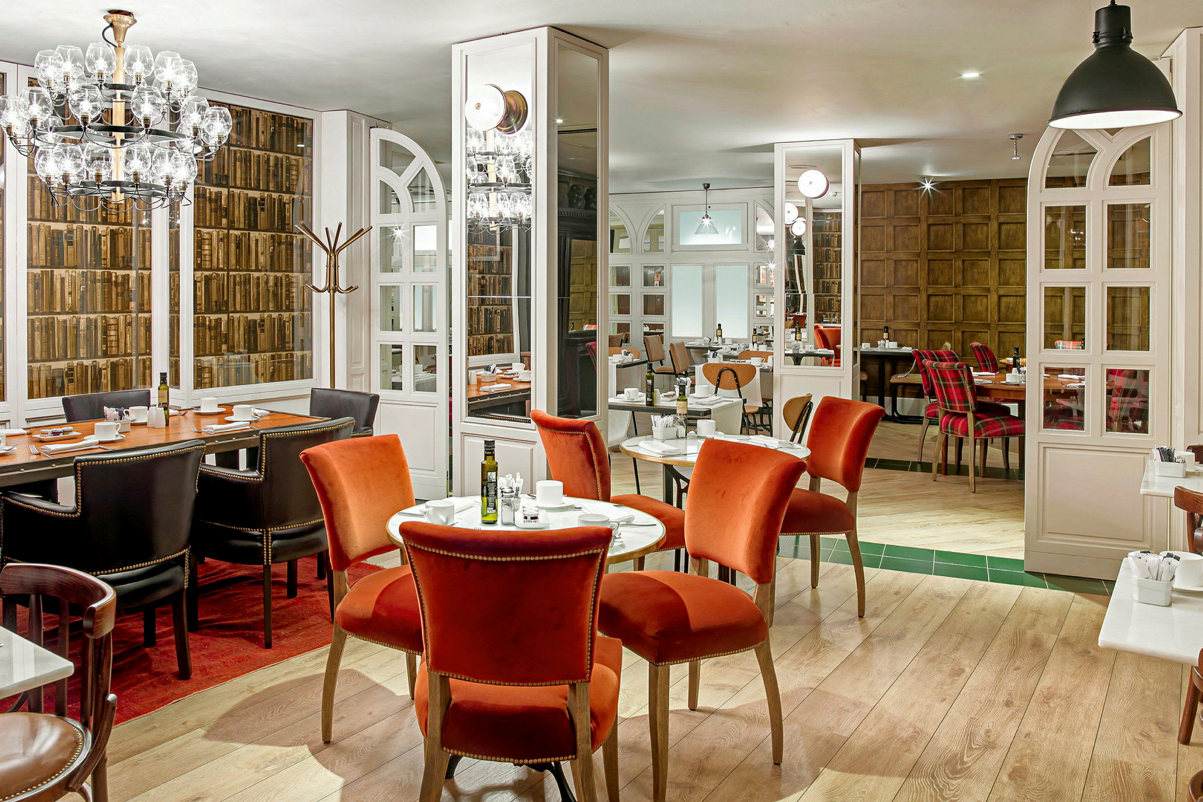 En indretning af en restaurant med borde og forskellige stole i et elegant miljø. (AI-genereret tekst)