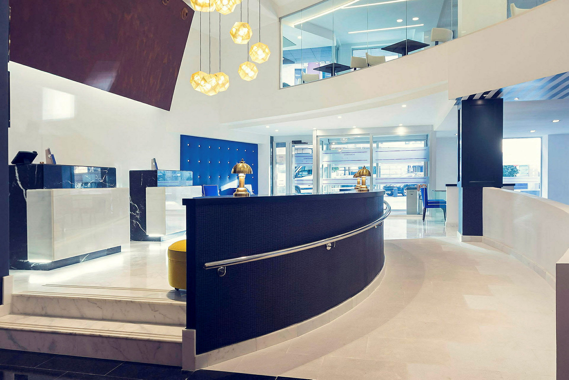 En hotelreception med elegante borde og moderne interiør. (AI-genereret tekst)