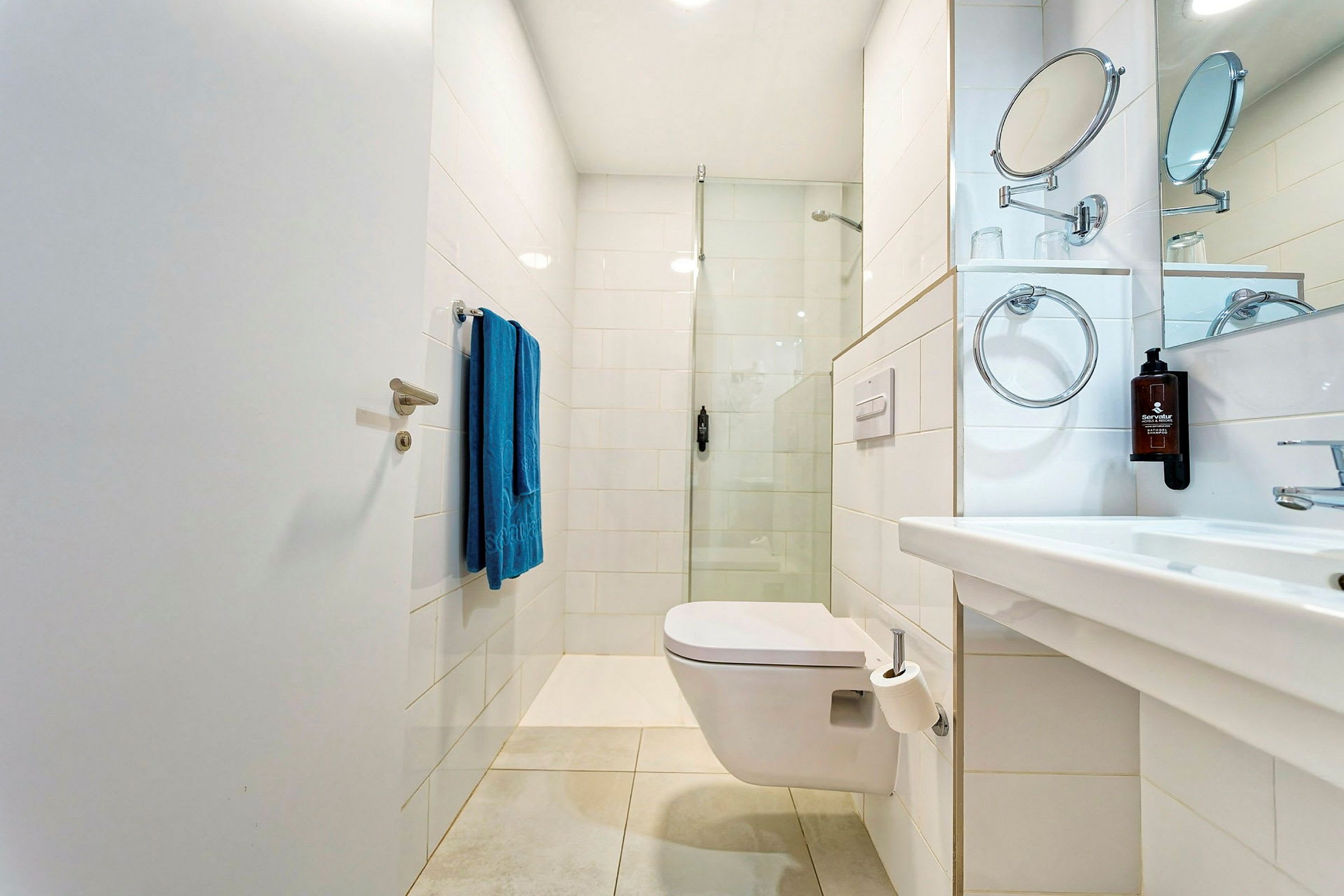 Et moderne badeværelse med brusekabine, toilet og håndvask. (AI-genereret tekst)