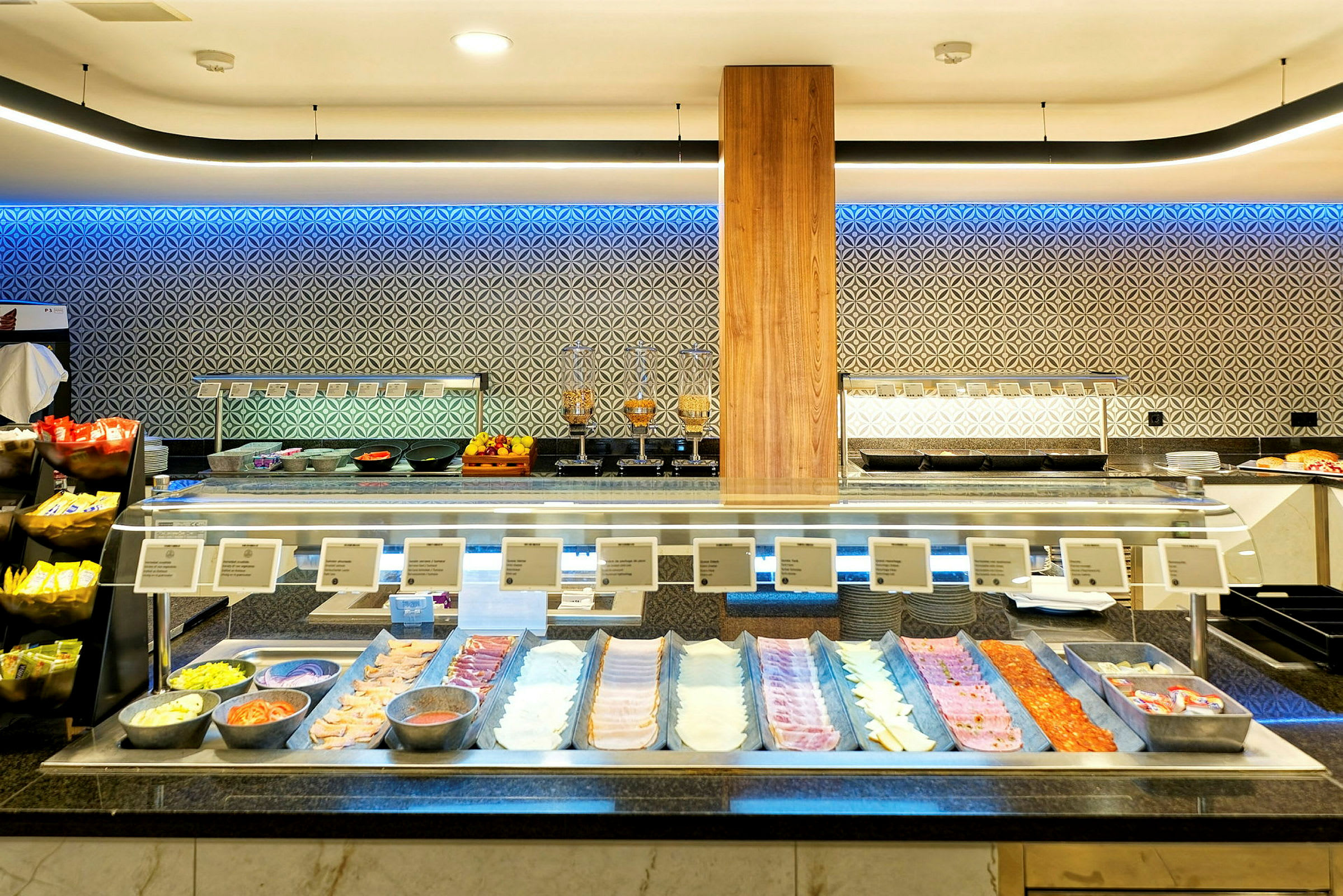 En buffet med forskellige typer mad opstillet på en serveringsdisk. (AI-genereret tekst)
