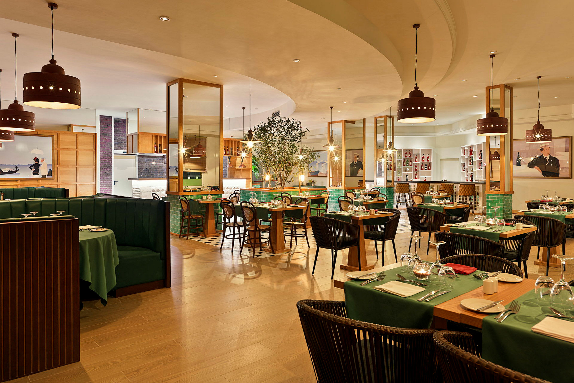 Interiør af en restaurant med opdækkede borde, grønne duge og elegant indretning. (AI-genereret tekst)