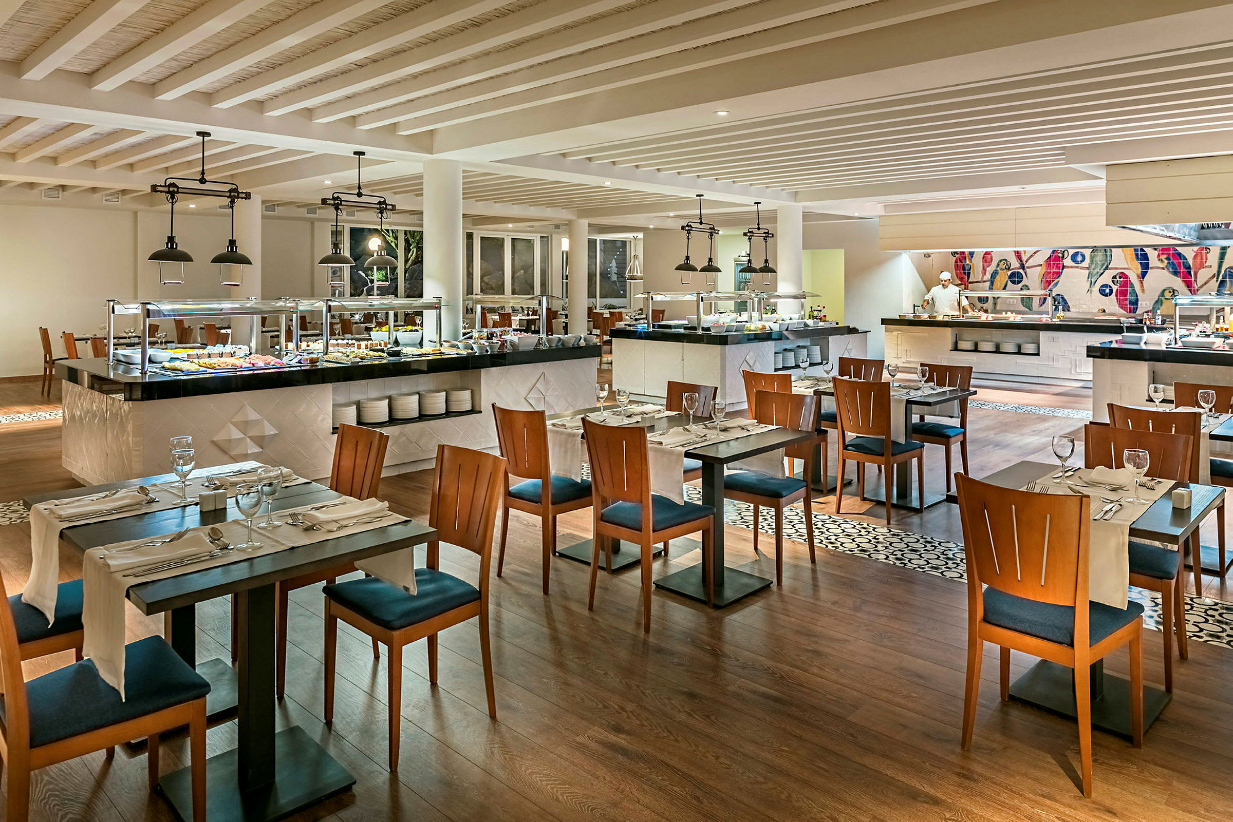 En moderne restaurant med spiseborde og stole, buffetborde med forskellige retter og dekorationer. (AI-genereret tekst)