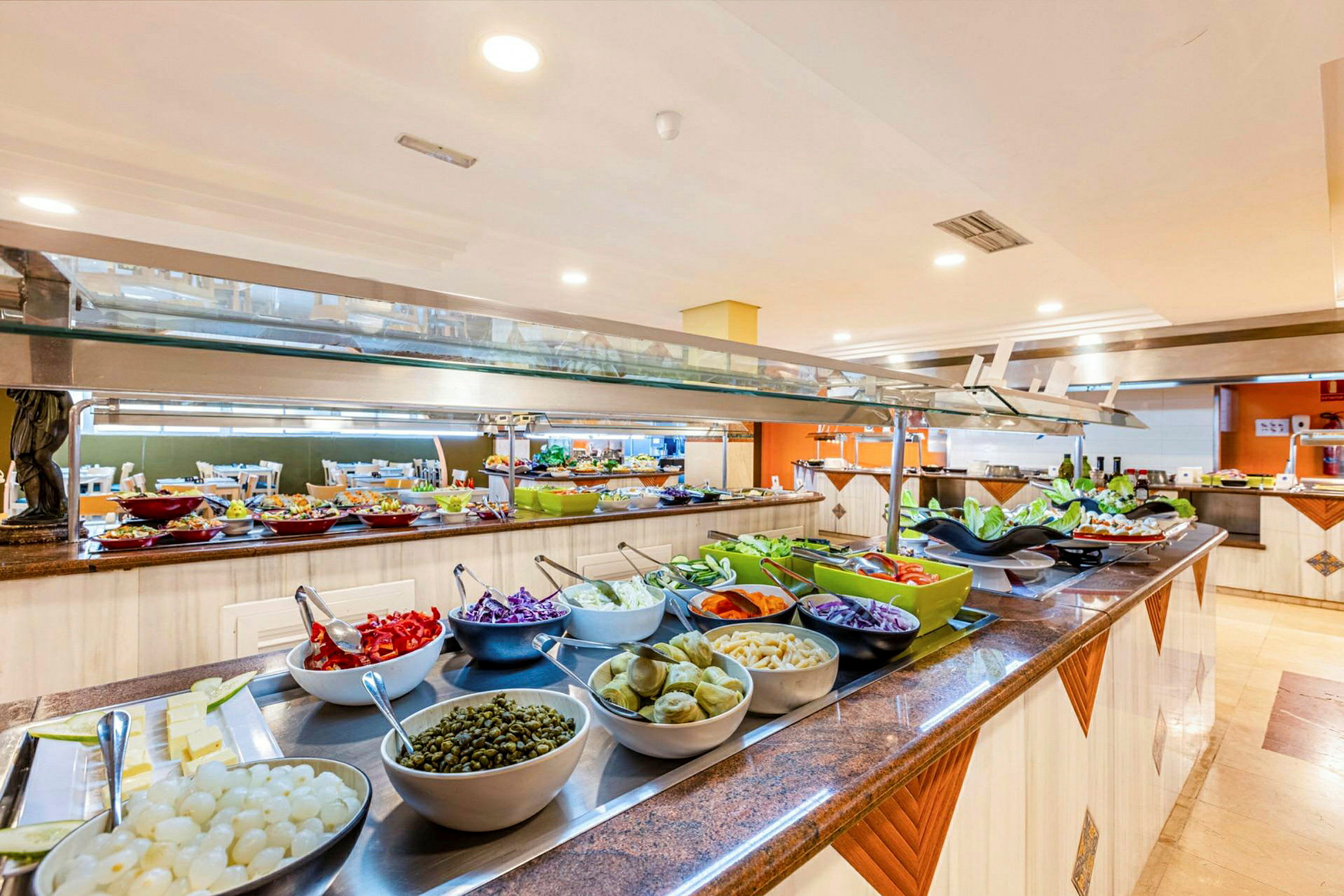 En buffet med forskellige retter og salatingredienser. (AI-genereret tekst)