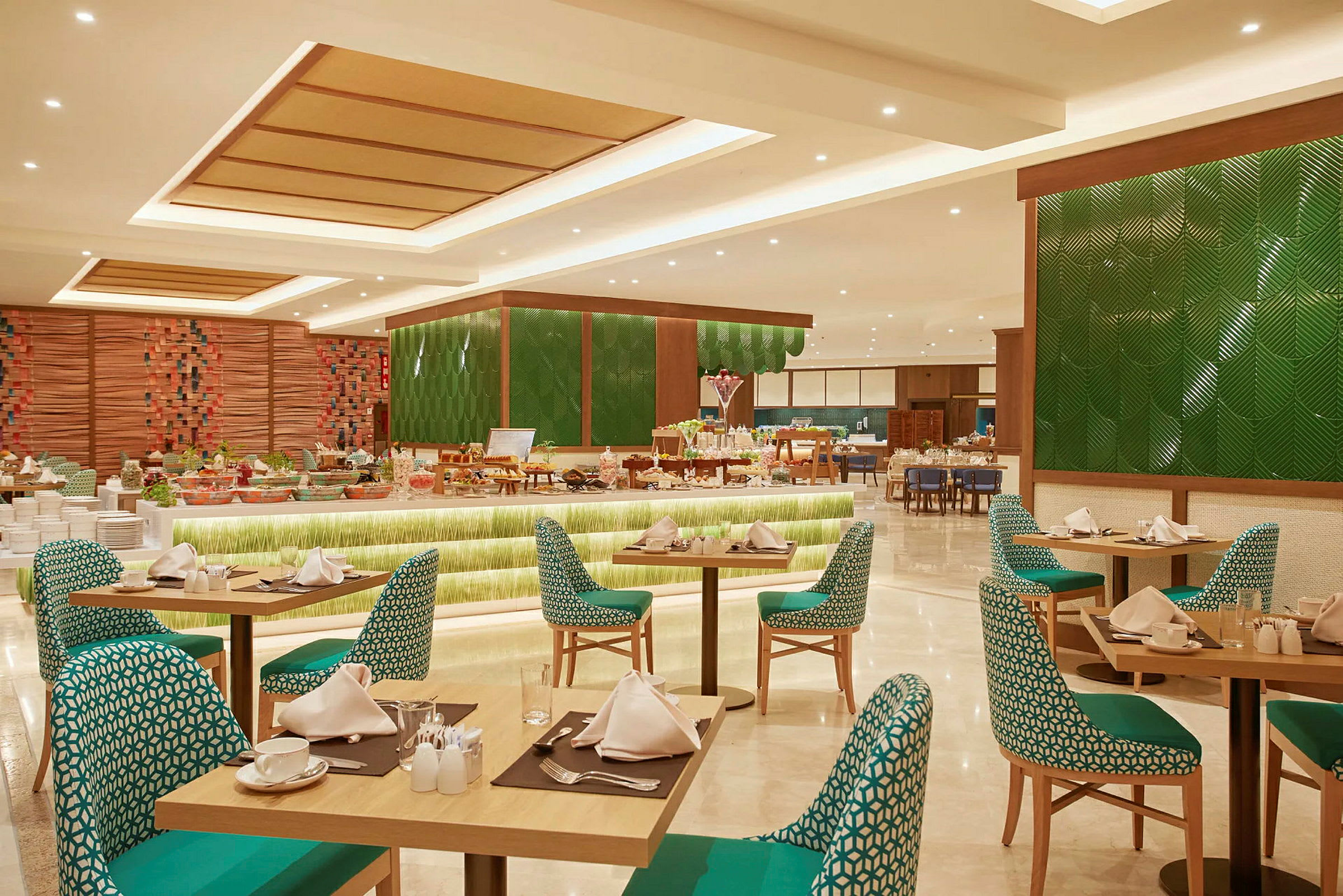 Interiør af en restaurant med dækkede borde og stole samt en buffet med mad i baggrunden. (AI-genereret tekst)
