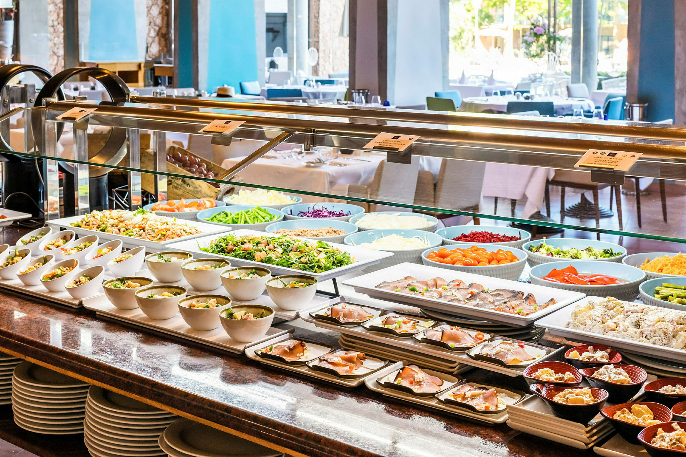 Billede af en buffet med et bredt udvalg af retter, herunder salater, grøntsager og forretter. (AI-genereret tekst)