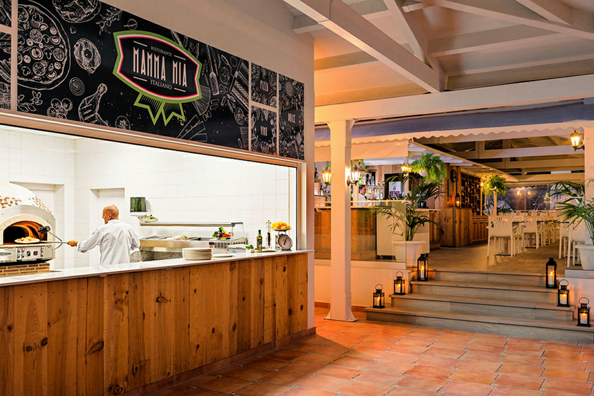 Interiør af en restaurant med italiensk tema, inklusive en serveringsdisk og siddepladser. (AI-genereret tekst)