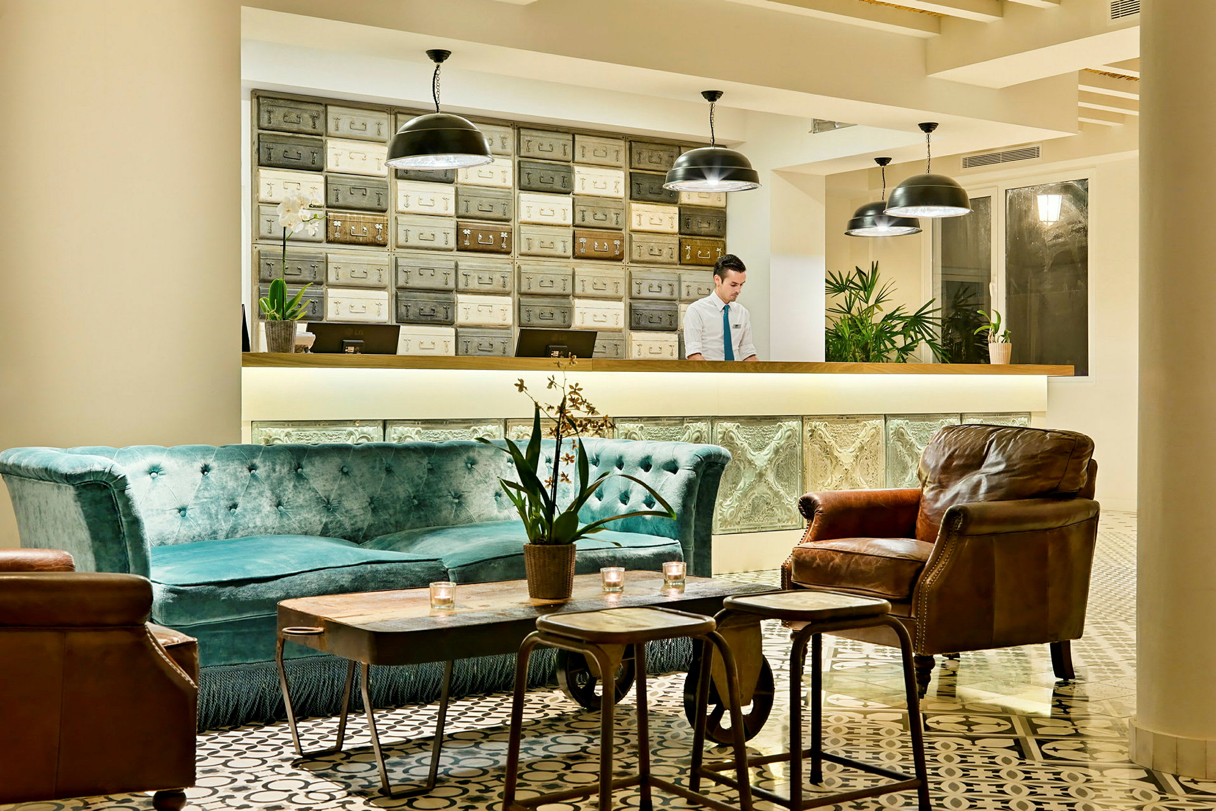 Receptionen på et hotel med en charmerende indretning inklusive siddepladser og dekorative detaljer. (AI-genereret tekst)