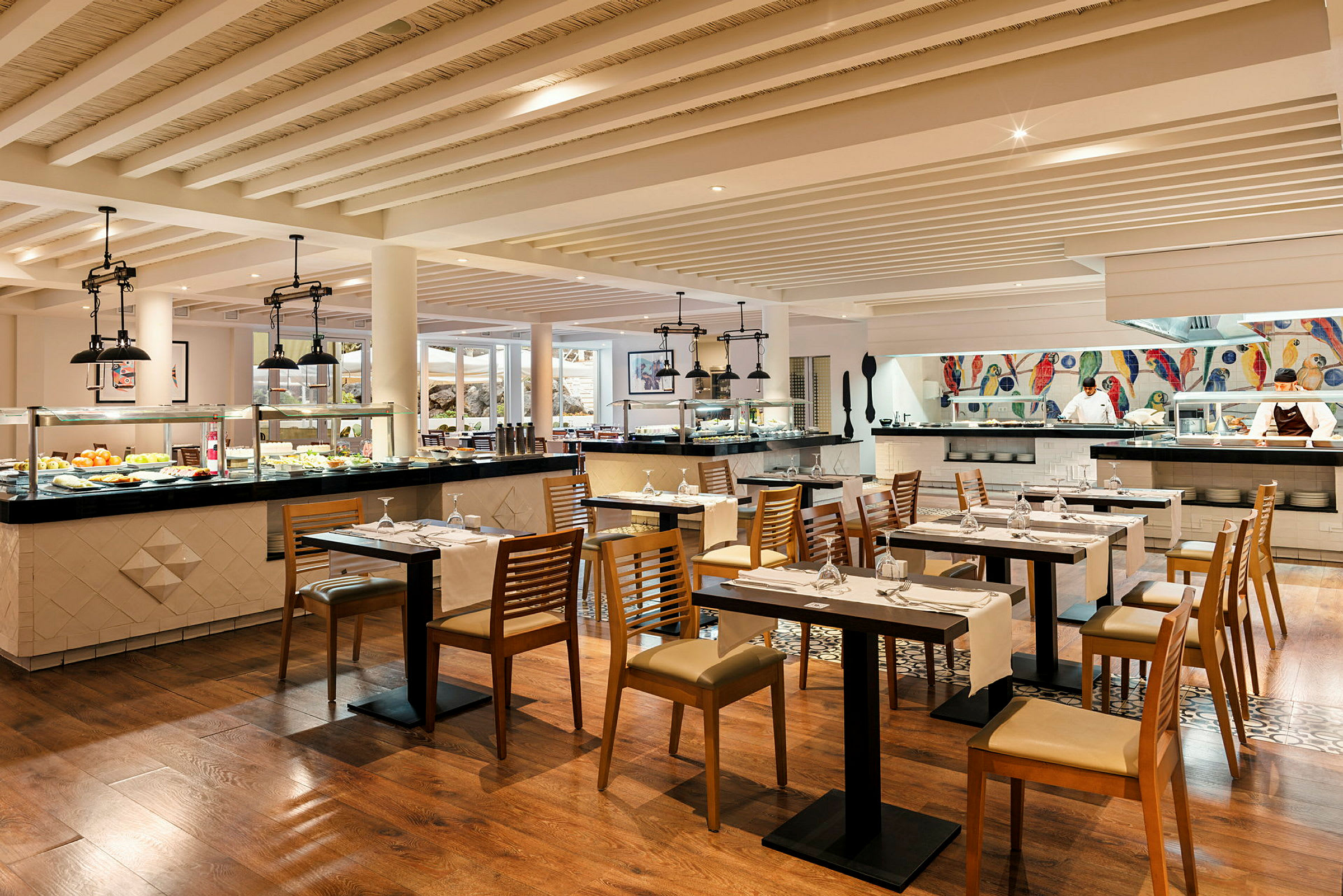 Interiør af en restaurant med dækkede borde og en buffet. (AI-genereret tekst)