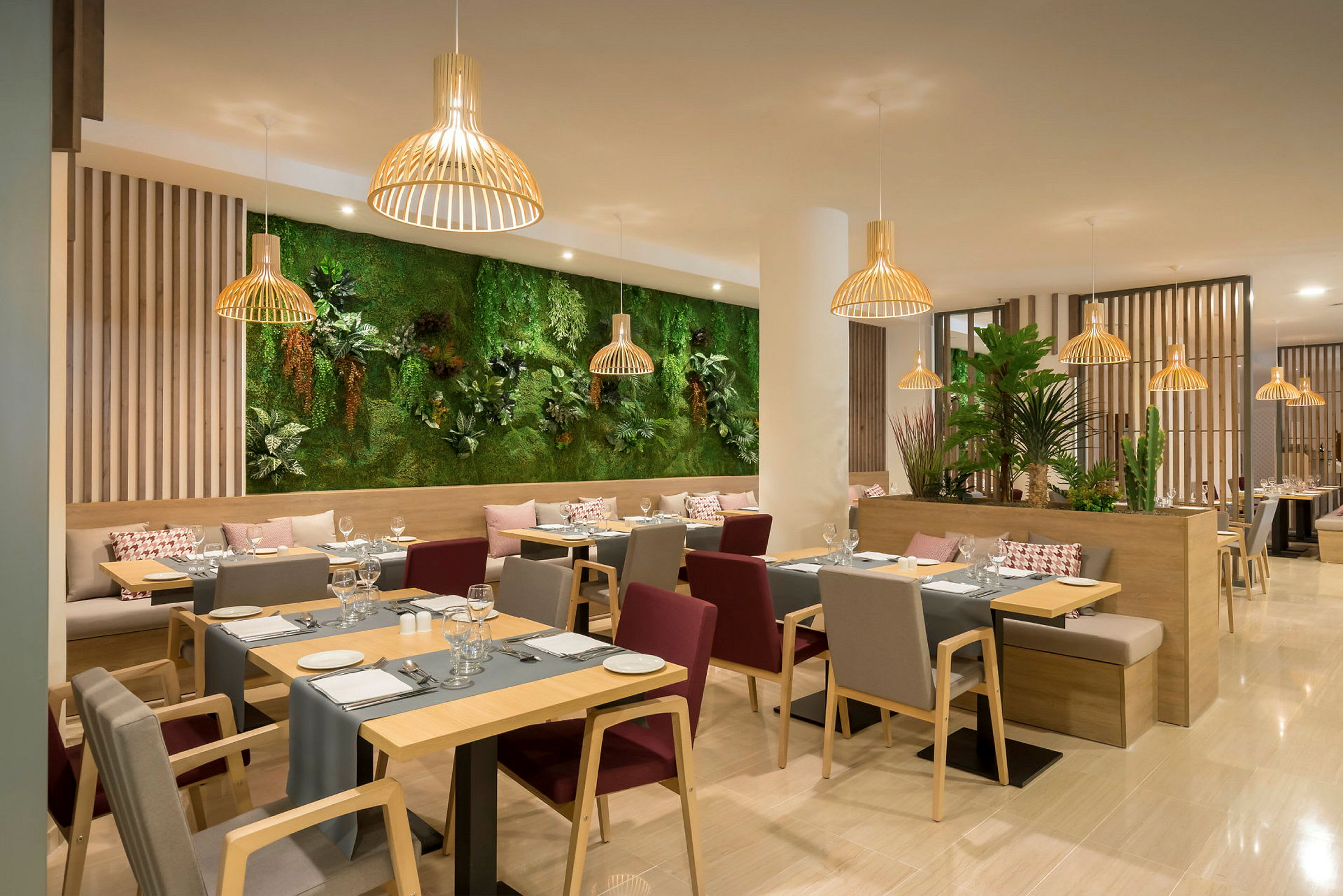 En moderne restaurant med træmøbler og grønne planter som dekoration. (AI-genereret tekst)
