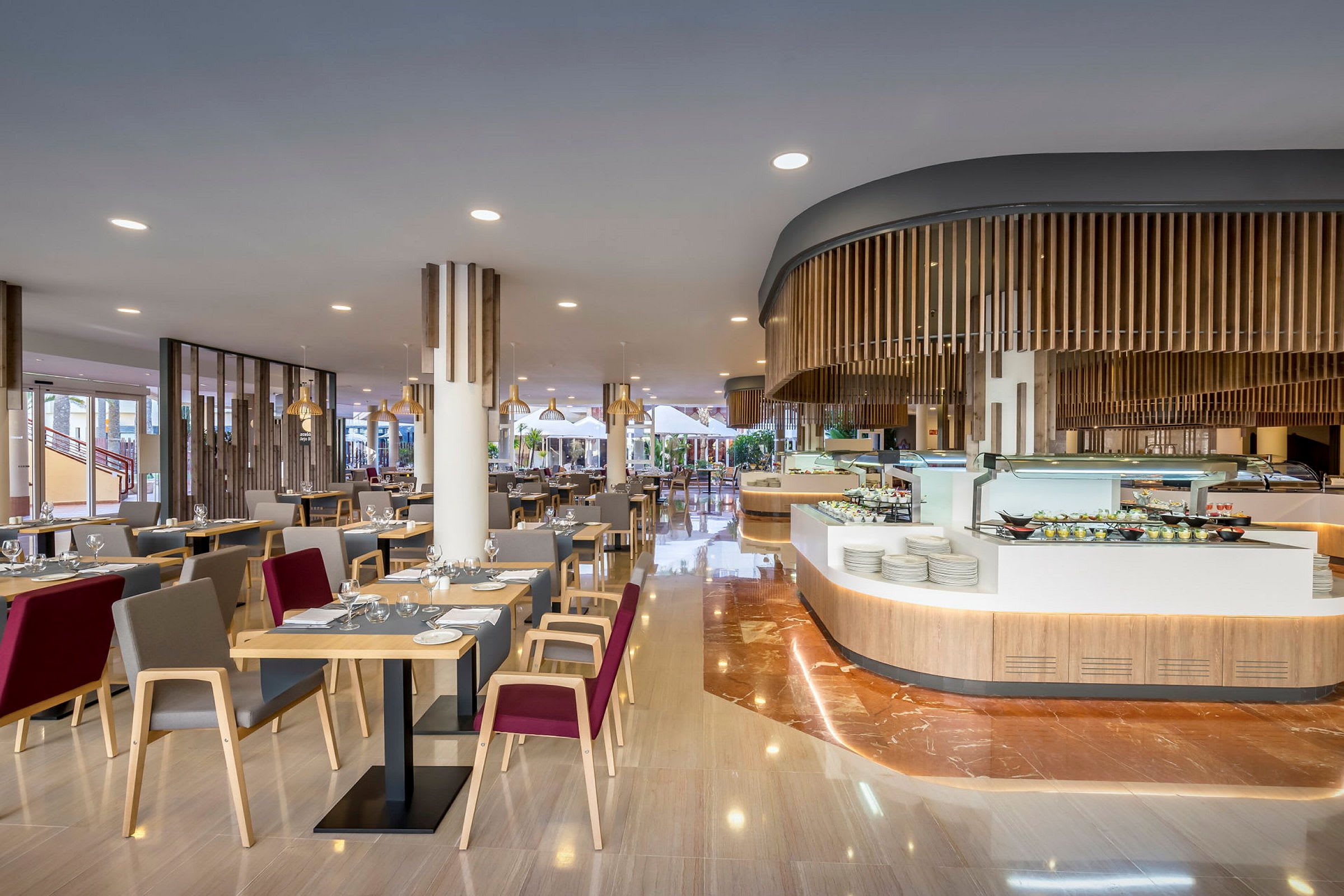 En moderne restaurant med dækkede borde og en buffet i det centrale område. (AI-genereret tekst)