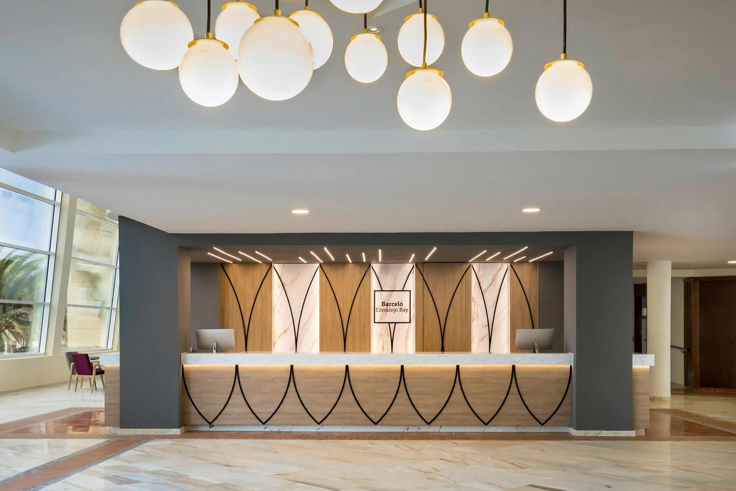 Reception i et moderne hotel med elegant indretning. (AI-genereret tekst)