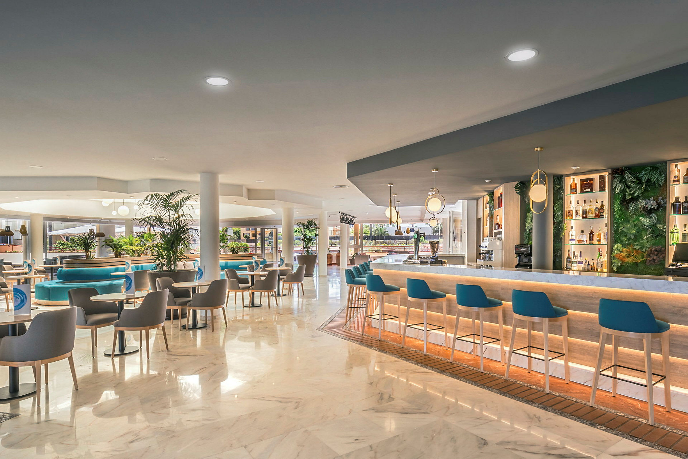 En elegant hotelbar med siddepladser, belysning og moderne indretning. (AI-genereret tekst)