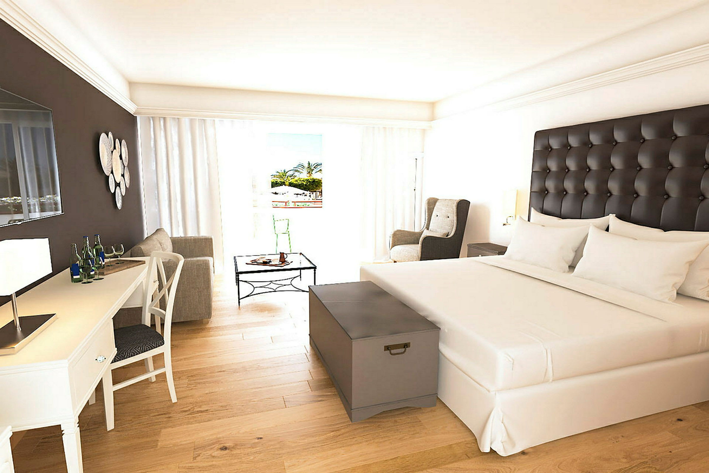 Et lyst hotelværelse med en stor seng, skrivebord, lænestole og et glasbord. Vinduet ud mod en solrig balkon. (AI-genereret tekst)
