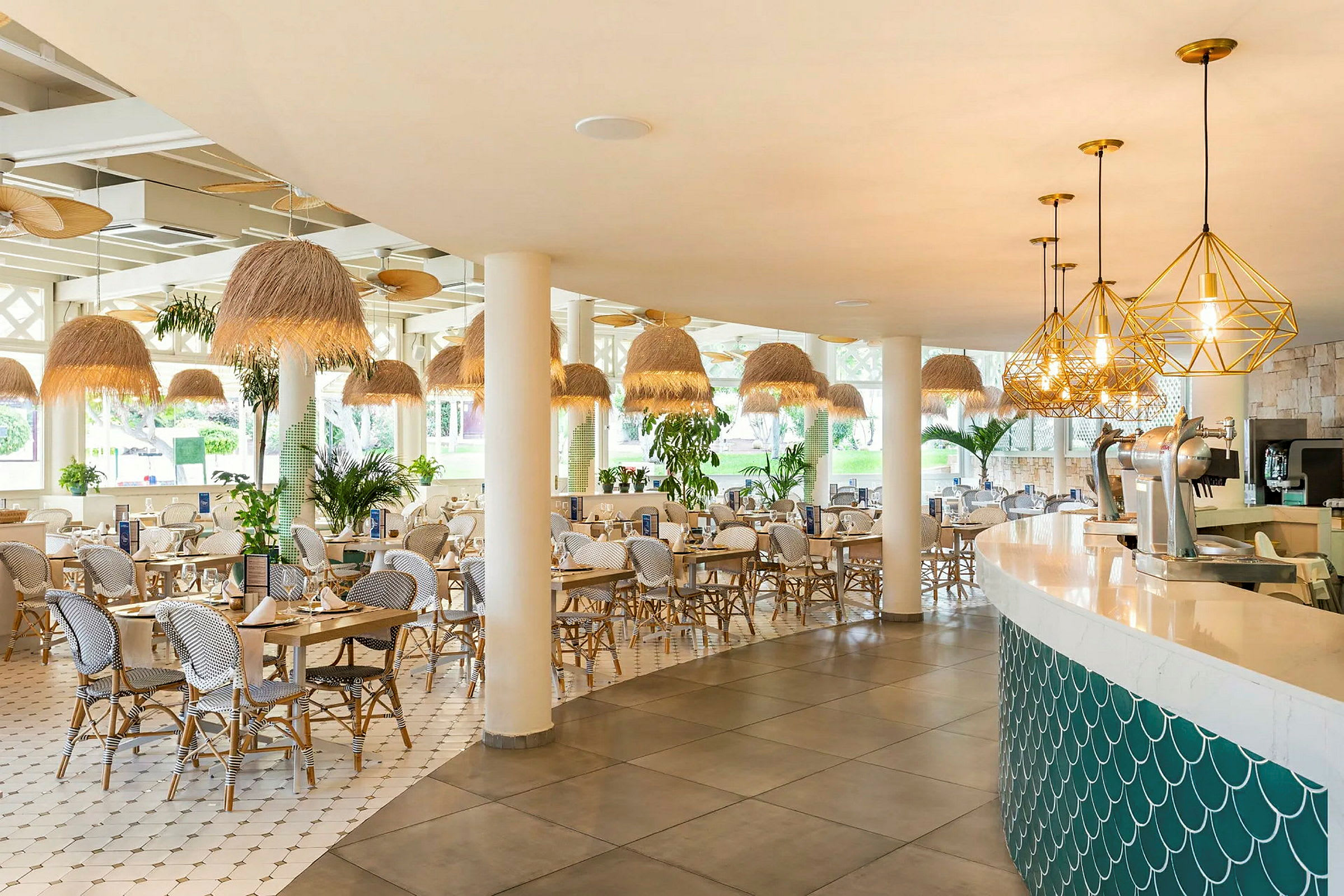 Billede af en lys og moderne restaurant med hvide stole og borde, loftslamper i naturlig stil og en bar med bløde linjer. (AI-genereret tekst)