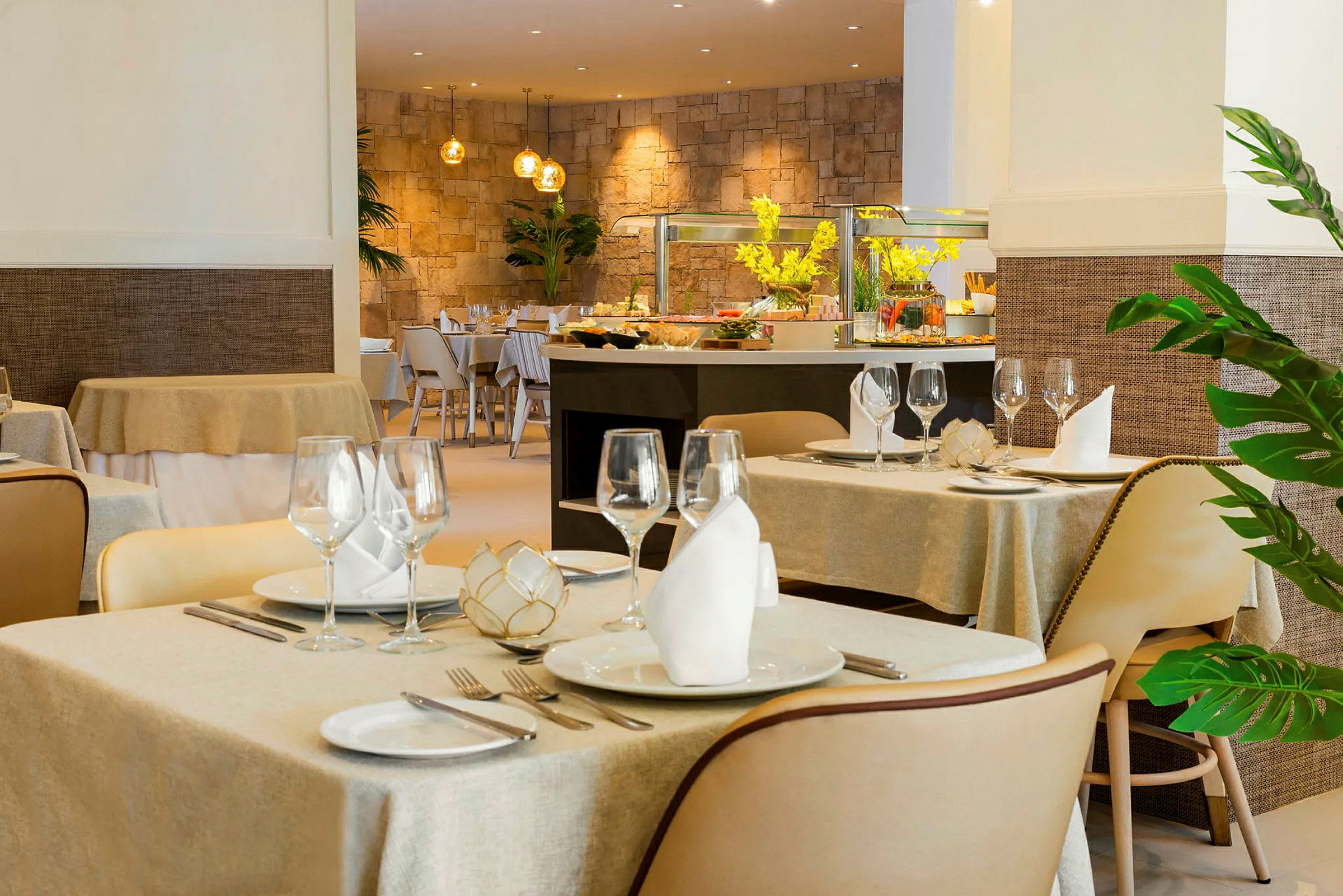 Indretning af en elegant restaurant med opdækkede borde og dekoreret buffetdisk i baggrunden. (AI-genereret tekst)