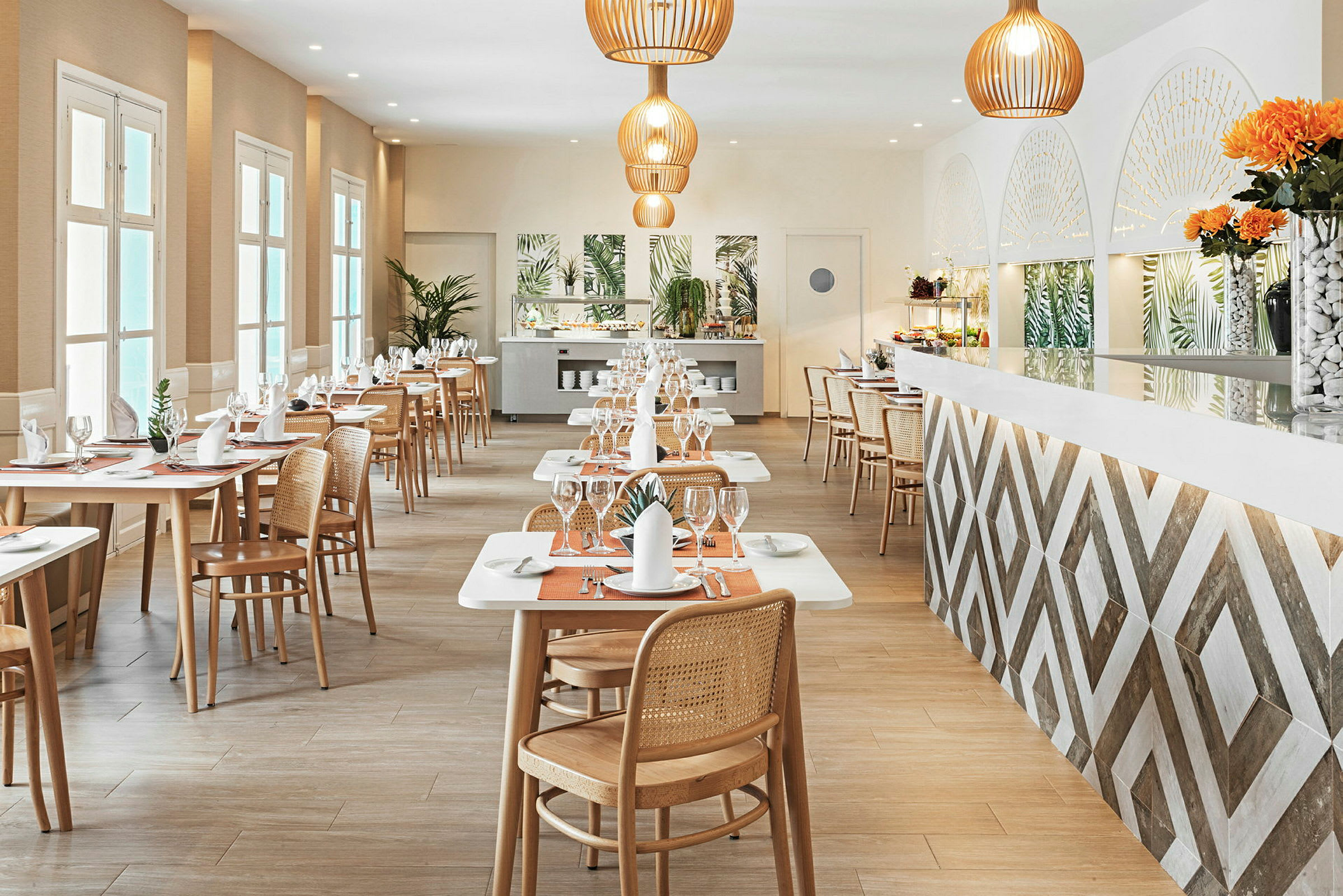 En moderne restaurant med træstole og opdækkede borde, dekoreret med planter og orange detaljer. (AI-genereret tekst)