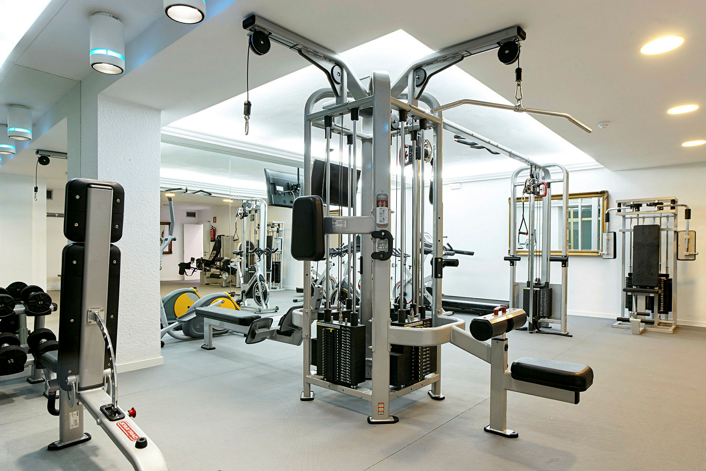 Et fitnesscenter med træningsmaskiner og vægte. (AI-genereret tekst)